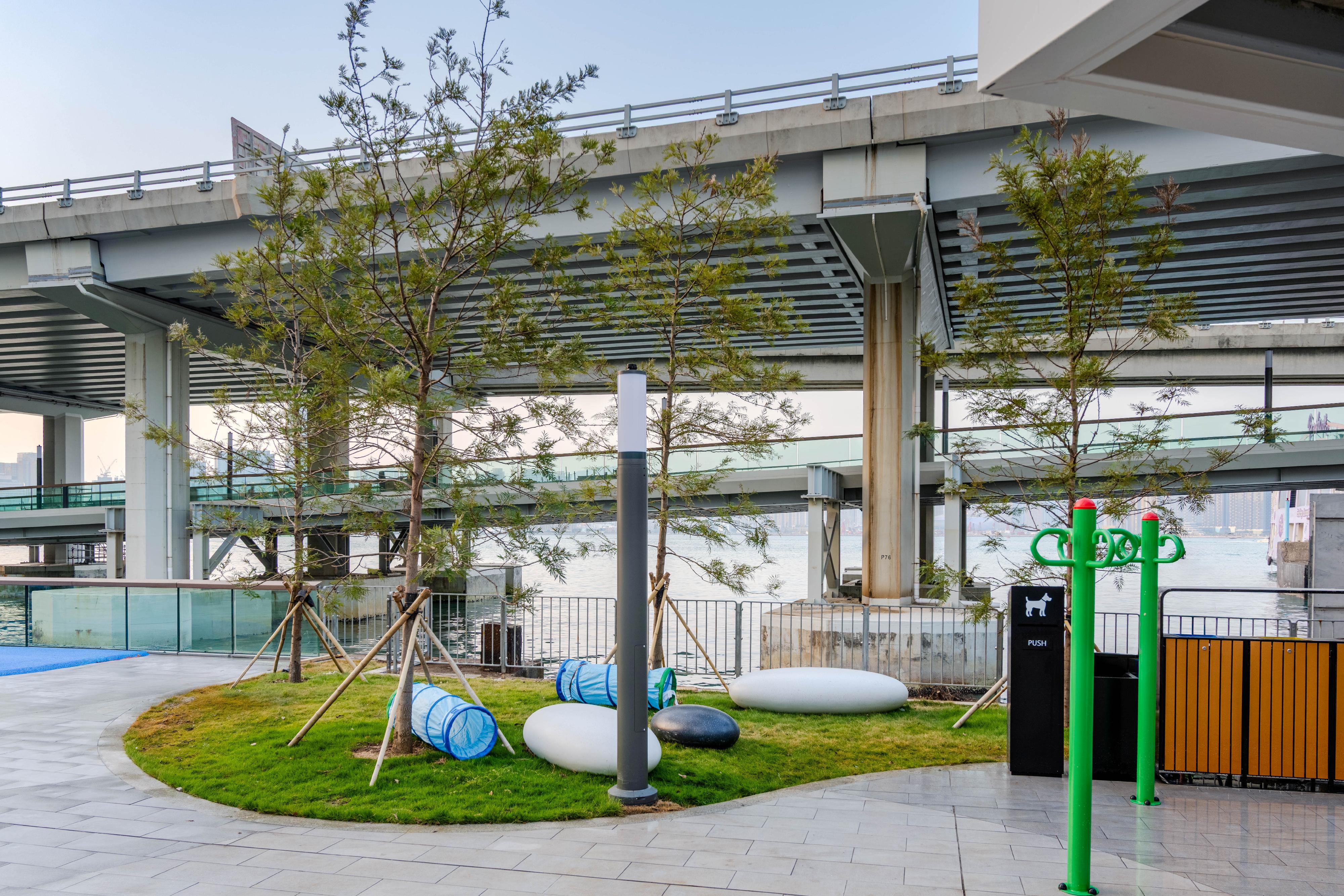 The Eastern Section of the East Coast Boardwalk in North Point will open tomorrow (December 29). Photos shows a pet-friendly area near Tin Chiu Street.