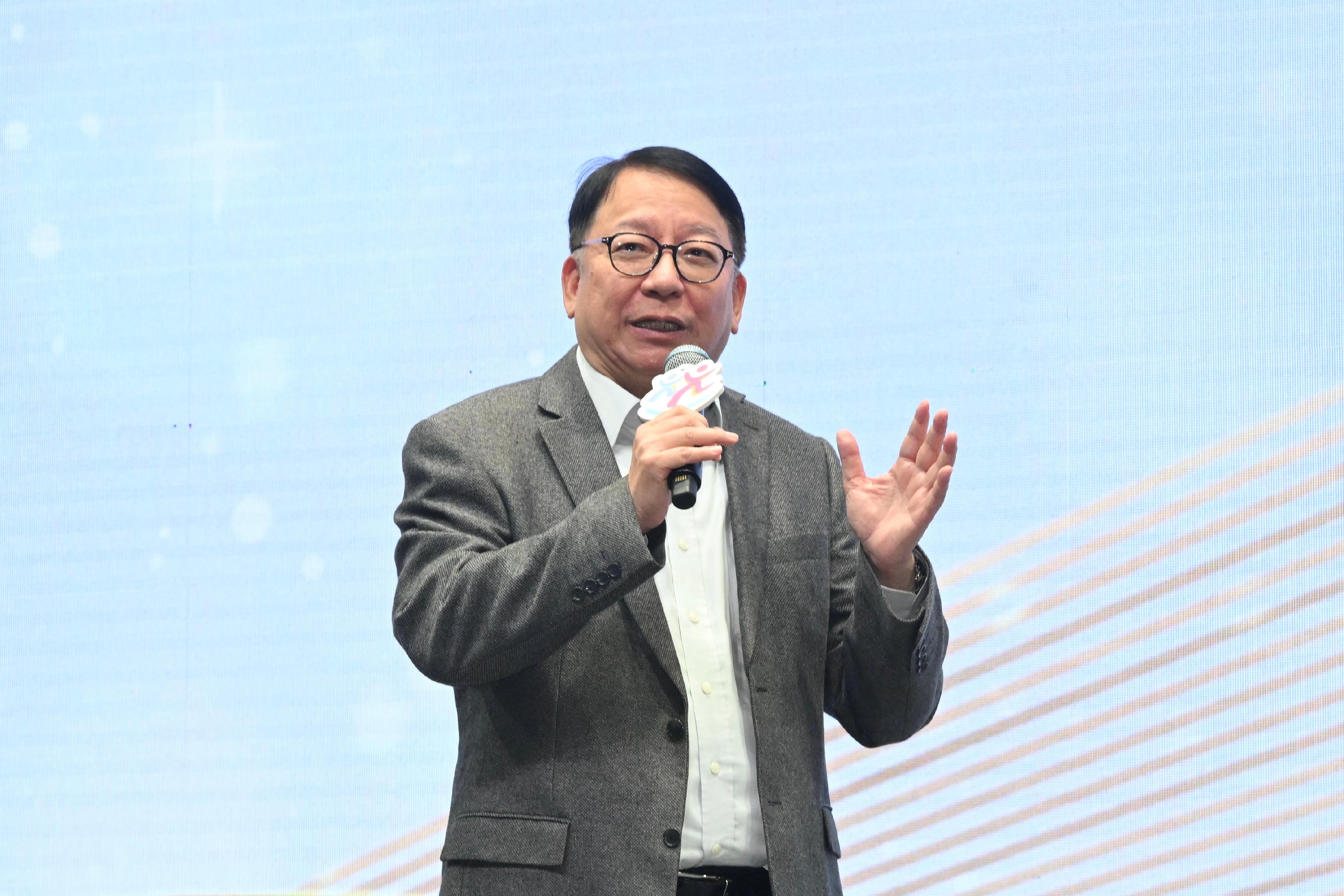 政務司司長陳國基今日（十二月二十八日）出席「共創明『Teen』計劃」（第三期2025）畢業典禮。圖示陳國基在典禮上向學員致勉辭。