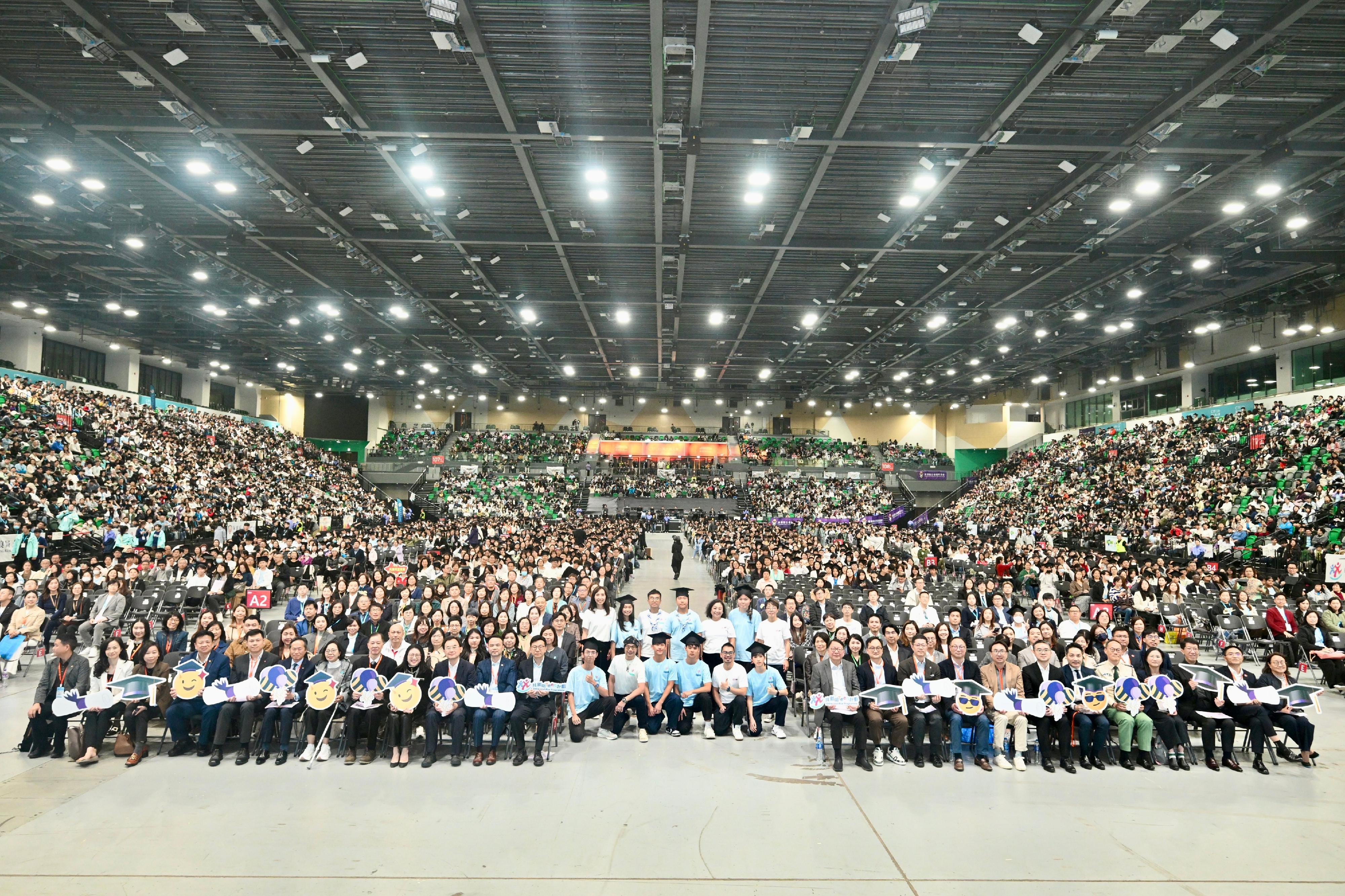 「共創明『Teen』計劃」（第三期2025）畢業典禮今日（十二月二十八日）舉行。圖示全場嘉賓和觀眾合照。