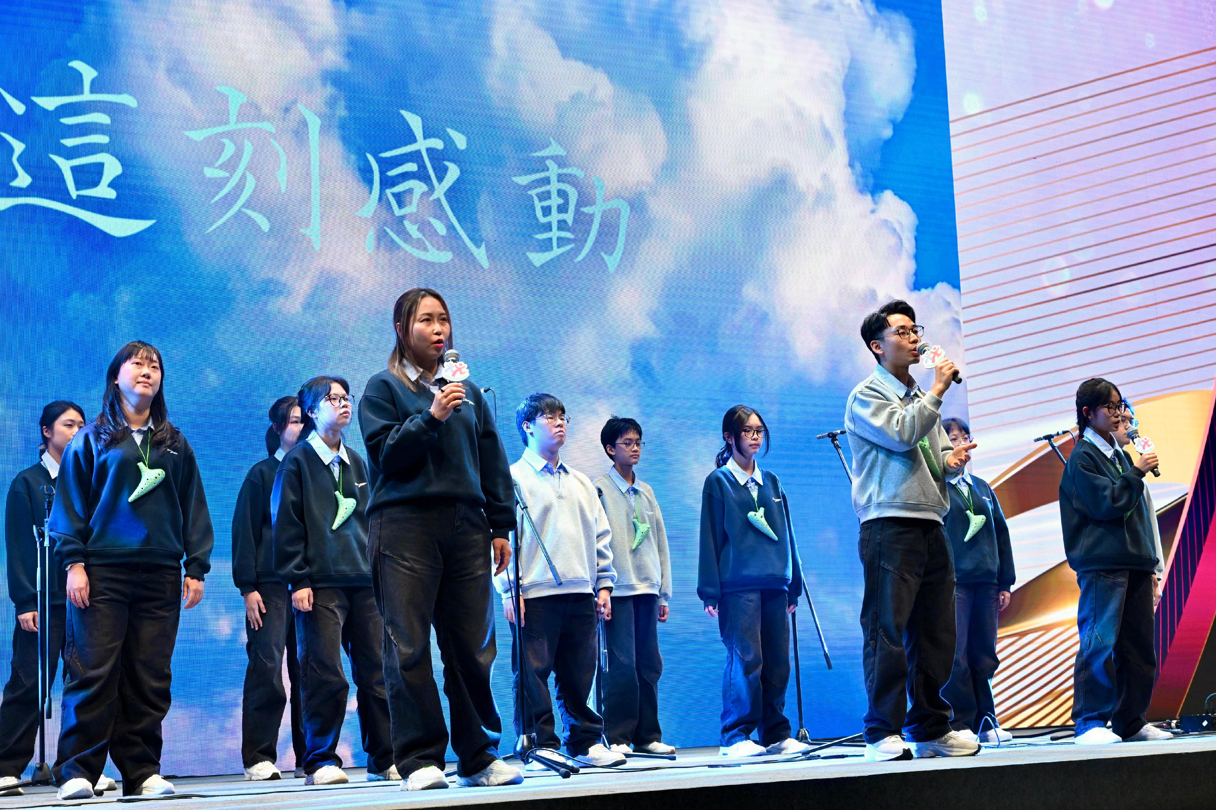 政務司司長陳國基今日（十二月二十八日）出席「共創明『Teen』計劃」（第三期2025）畢業典禮。圖示學員在典禮上表演，展現才能。