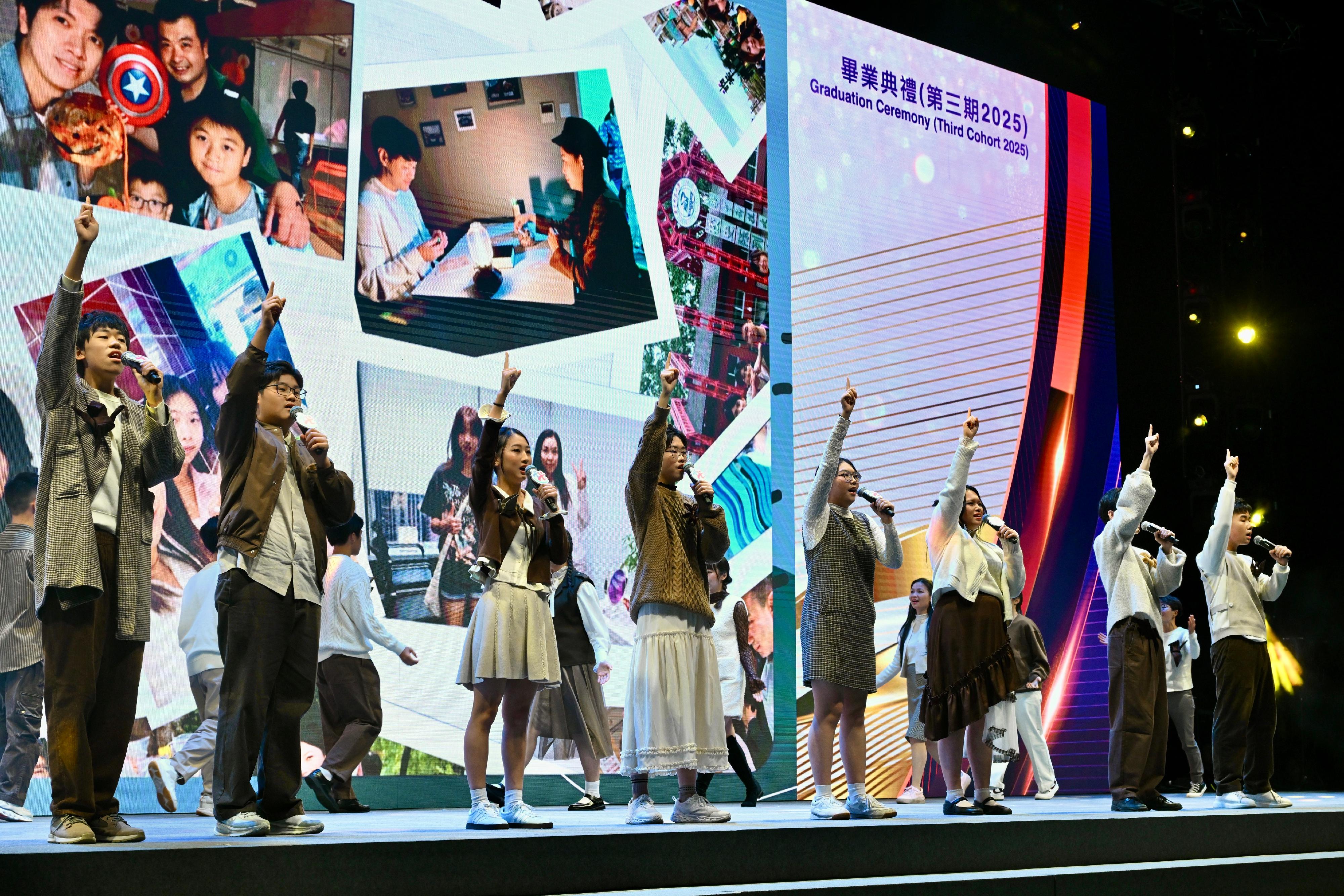 政務司司長陳國基今日（十二月二十八日）出席「共創明『Teen』計劃」（第三期2025）畢業典禮。圖示學員在典禮上表演，展現才能。