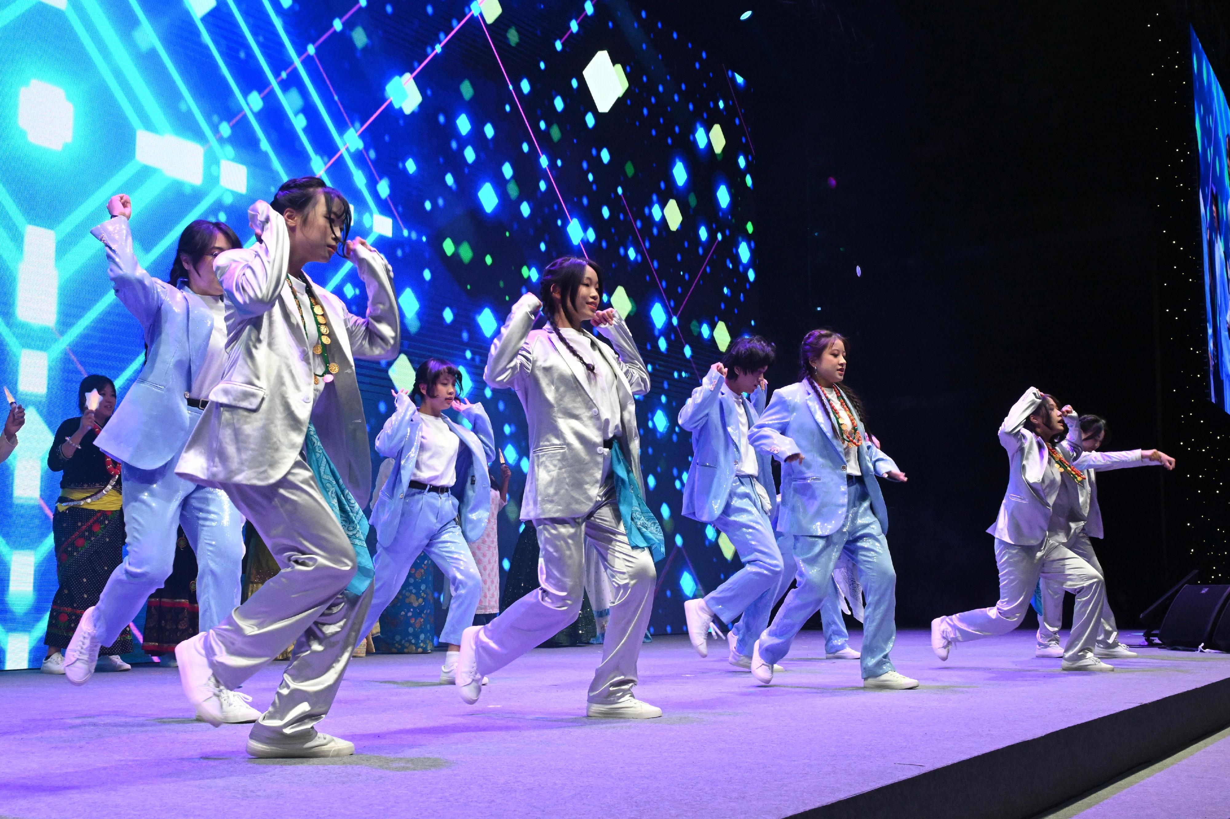 The Chief Secretary for Administration, Mr Chan Kwok-ki, attended the Graduation Ceremony of the Strive and Rise Programme (Third Cohort 2025) today (December 28). Photo shows mentees performing at the ceremony to showcase their talent.