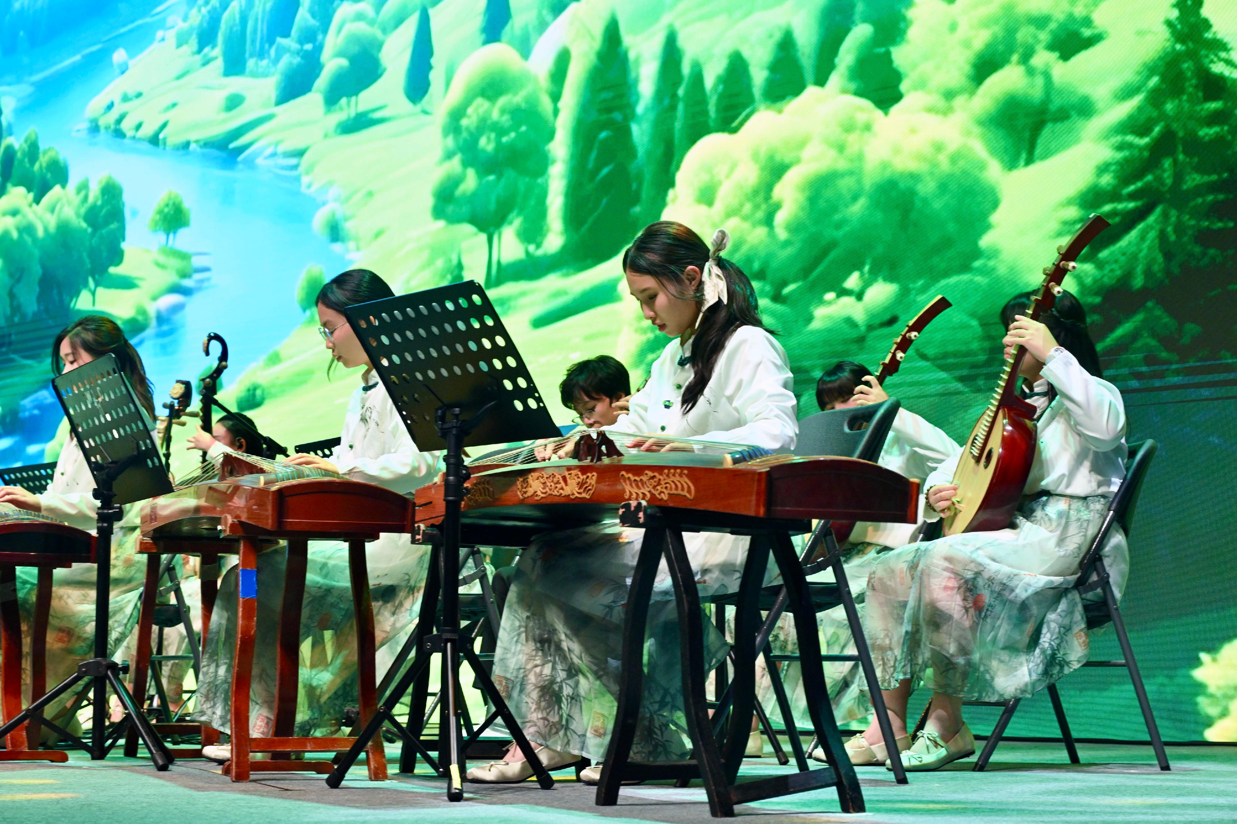 The Chief Secretary for Administration, Mr Chan Kwok-ki, attended the Graduation Ceremony of the Strive and Rise Programme (Third Cohort 2025) today (December 28). Photo shows mentees performing at the ceremony to showcase their talent.