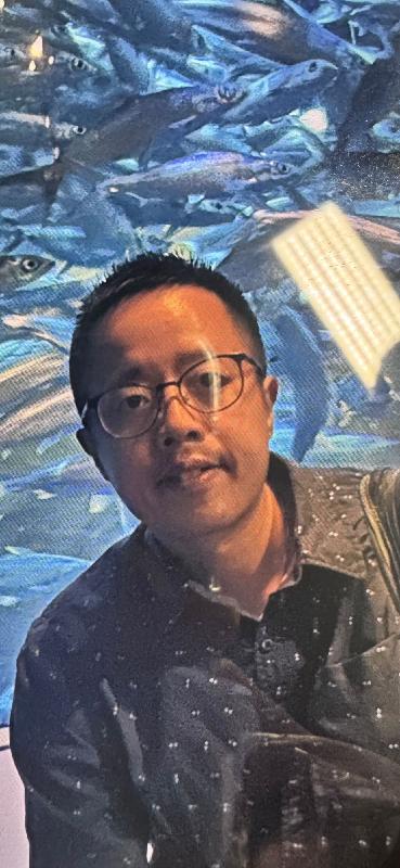 Ho Wing-chung, aged 38, is about 1.66 metres tall, 75 kilograms in weight and of thin build. He has a round face with yellow complexion and short black hair. He was last seen wearing a green long-sleeved jacket, blue trousers, and green shoes.
