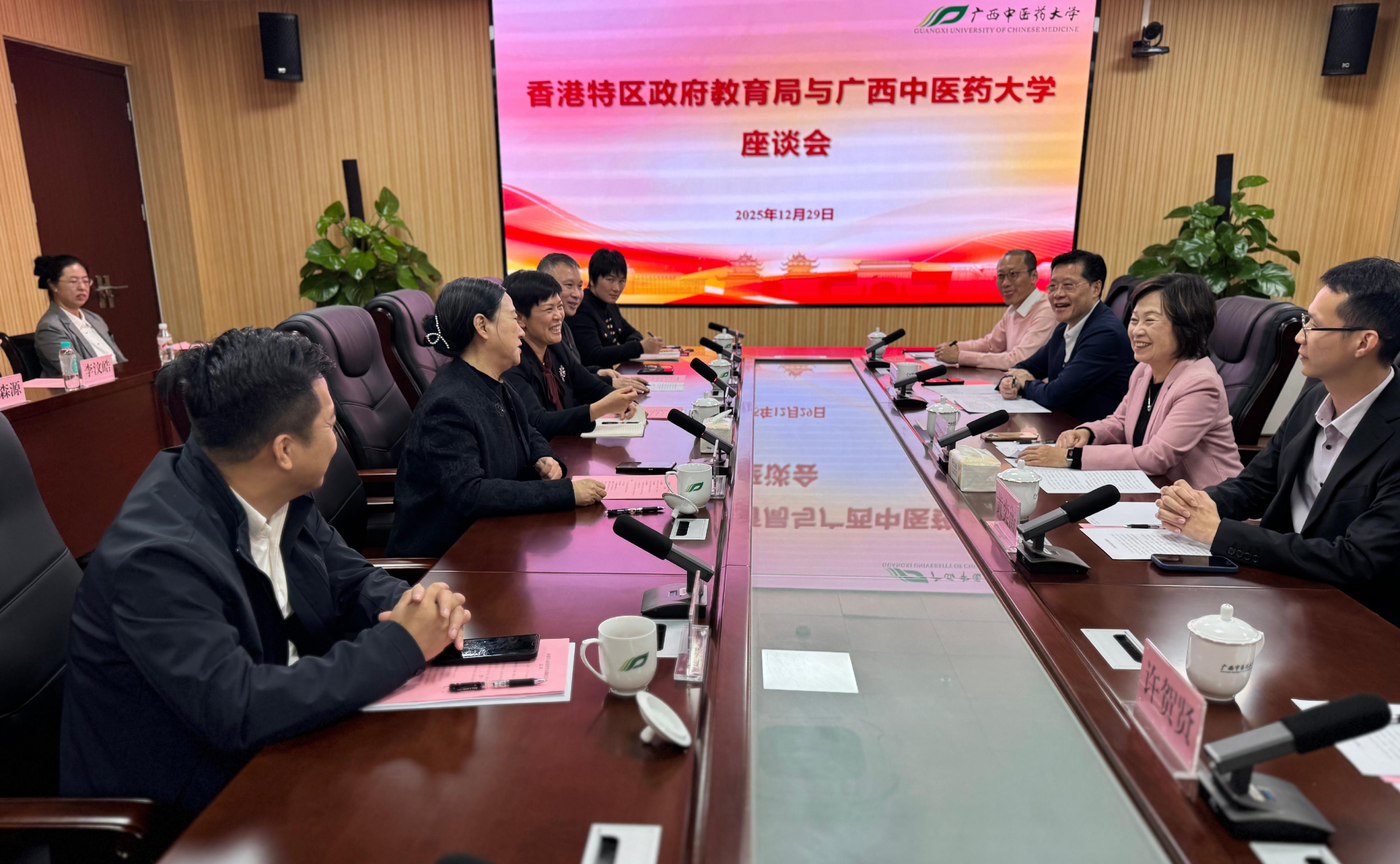 教育局局长蔡若莲博士(右二)今日(十二月二十九日)到访广西中医药大学,与大学领导会面,了解该院校的教研工作。