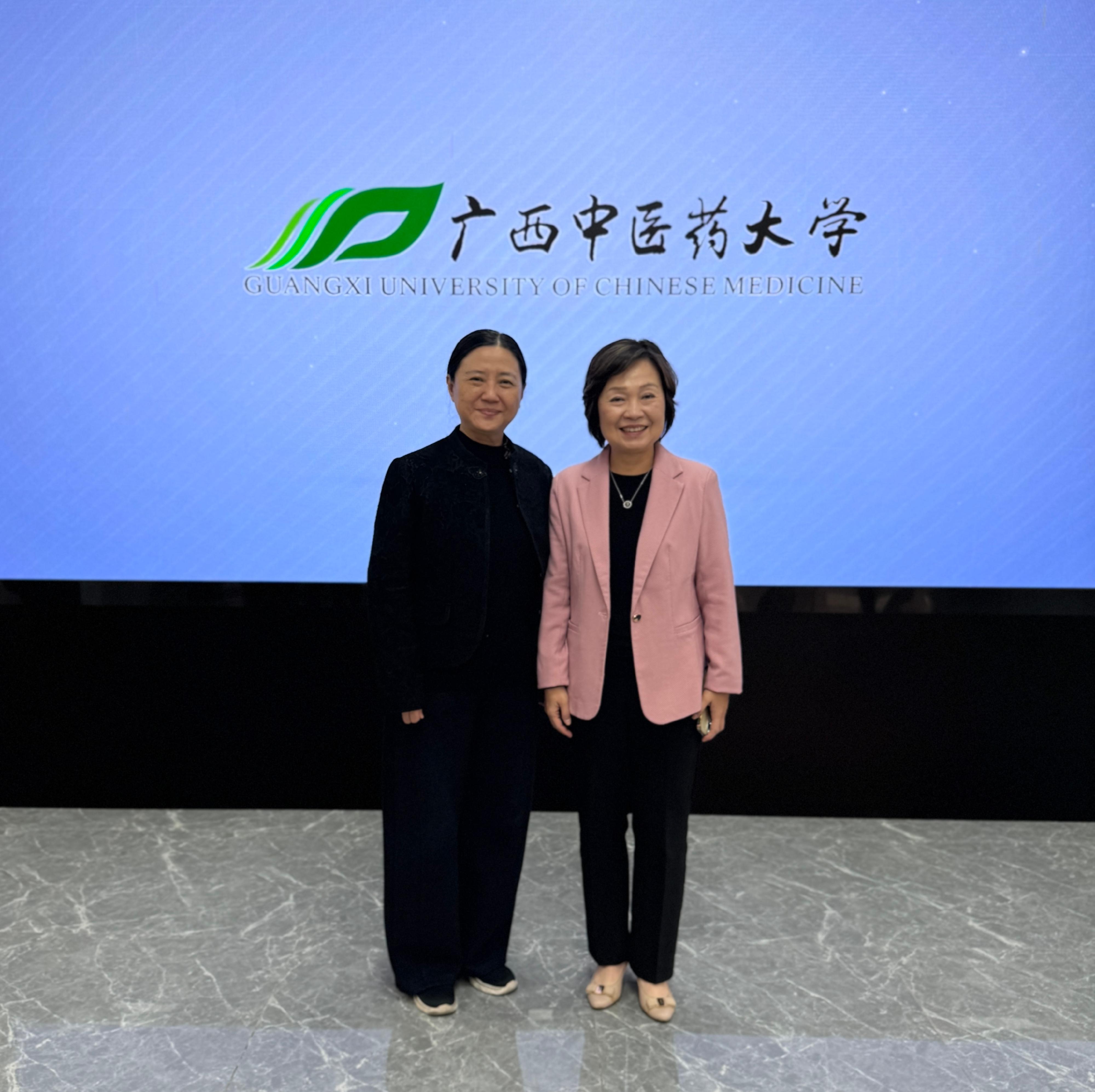 教育局局长蔡若莲博士(右)今日(十二月二十九日)到访广西中医药大学,并与广西中医药大学校长姚春(左)会面。