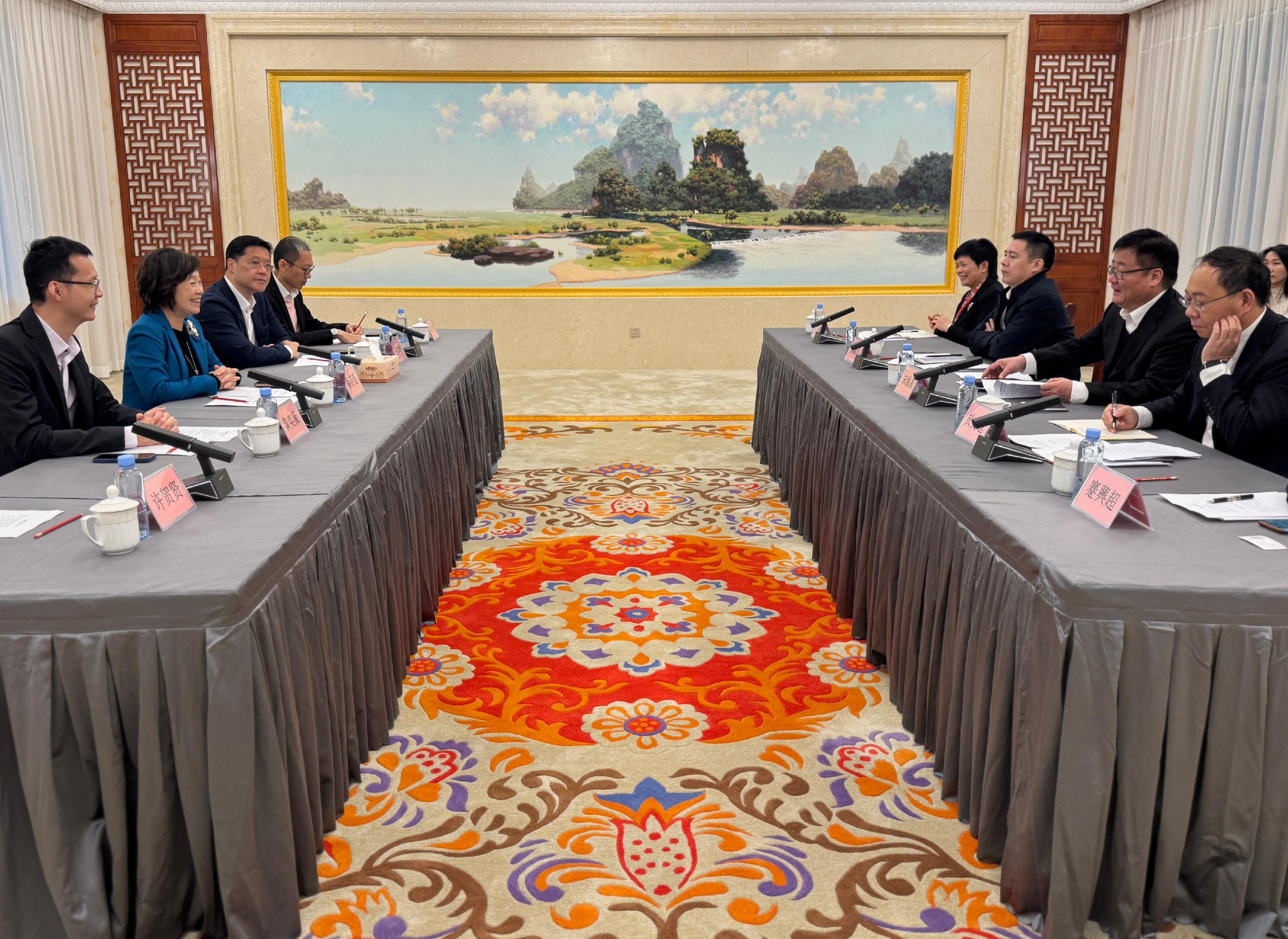 The Secretary for Education, Dr Choi Yuk-lin (second left), meets with representatives from the Department of Education of the Guangxi Zhuang Autonomous Region as well as local institutions in Nanning today (December 29) to learn about the latest developments in education in Guangxi and discuss ways to strengthen educational exchanges between Guangxi and Hong Kong.