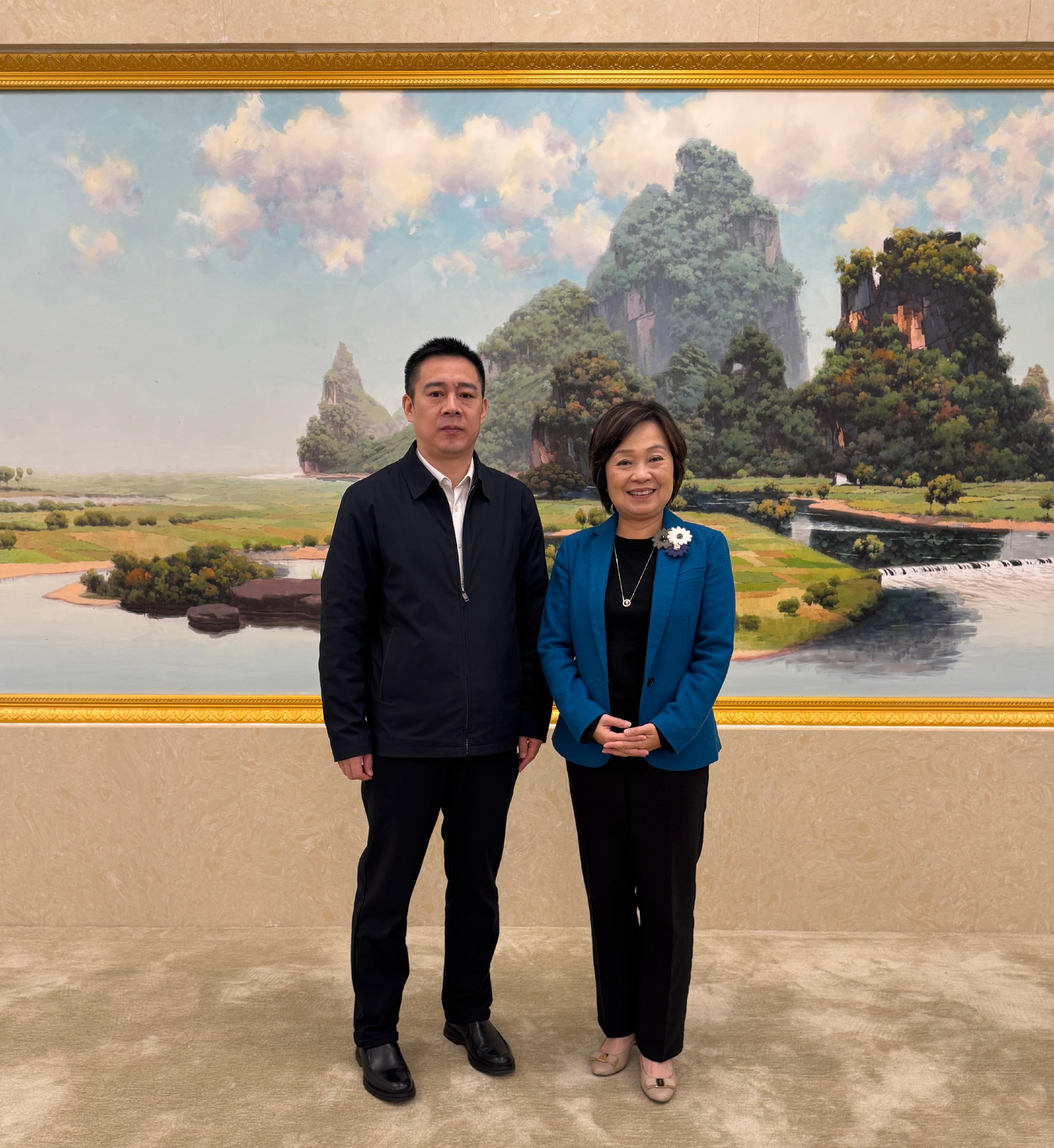 The Secretary for Education, Dr Choi Yuk-lin (right), meets with Deputy Director-General of the Department of Education of the Guangxi Zhuang Autonomous Region Mr Fu Yuanfang (left) in Nanning today (December 29) to learn about the latest developments in education in Guangxi and discuss ways to strengthen educational exchanges between Guangxi and Hong Kong.