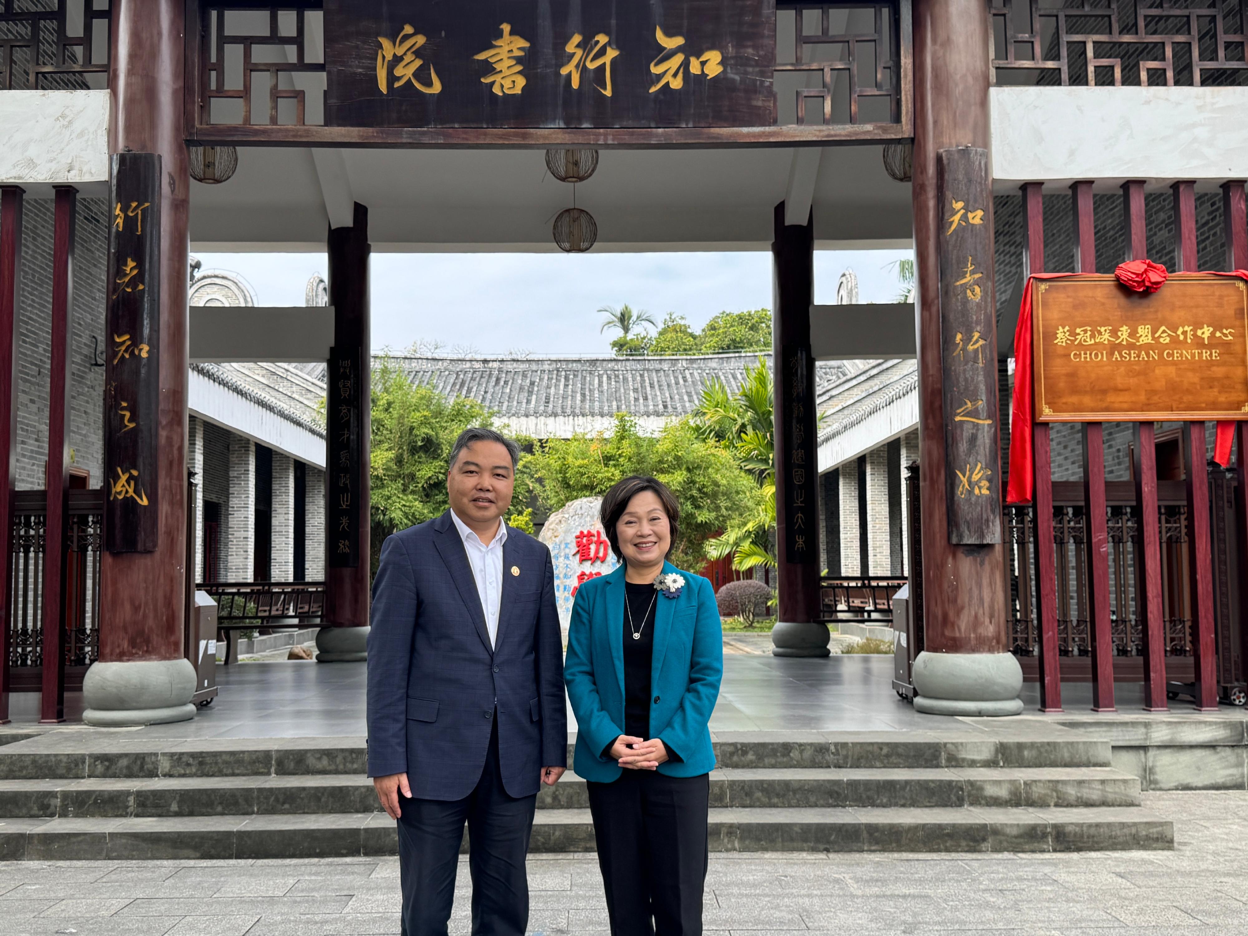 The Secretary for Education, Dr Choi Yuk-lin (right), visits Guangxi University and meets with the President of the university, Mr Xiao Jianzhuang (left), today (December 29). 