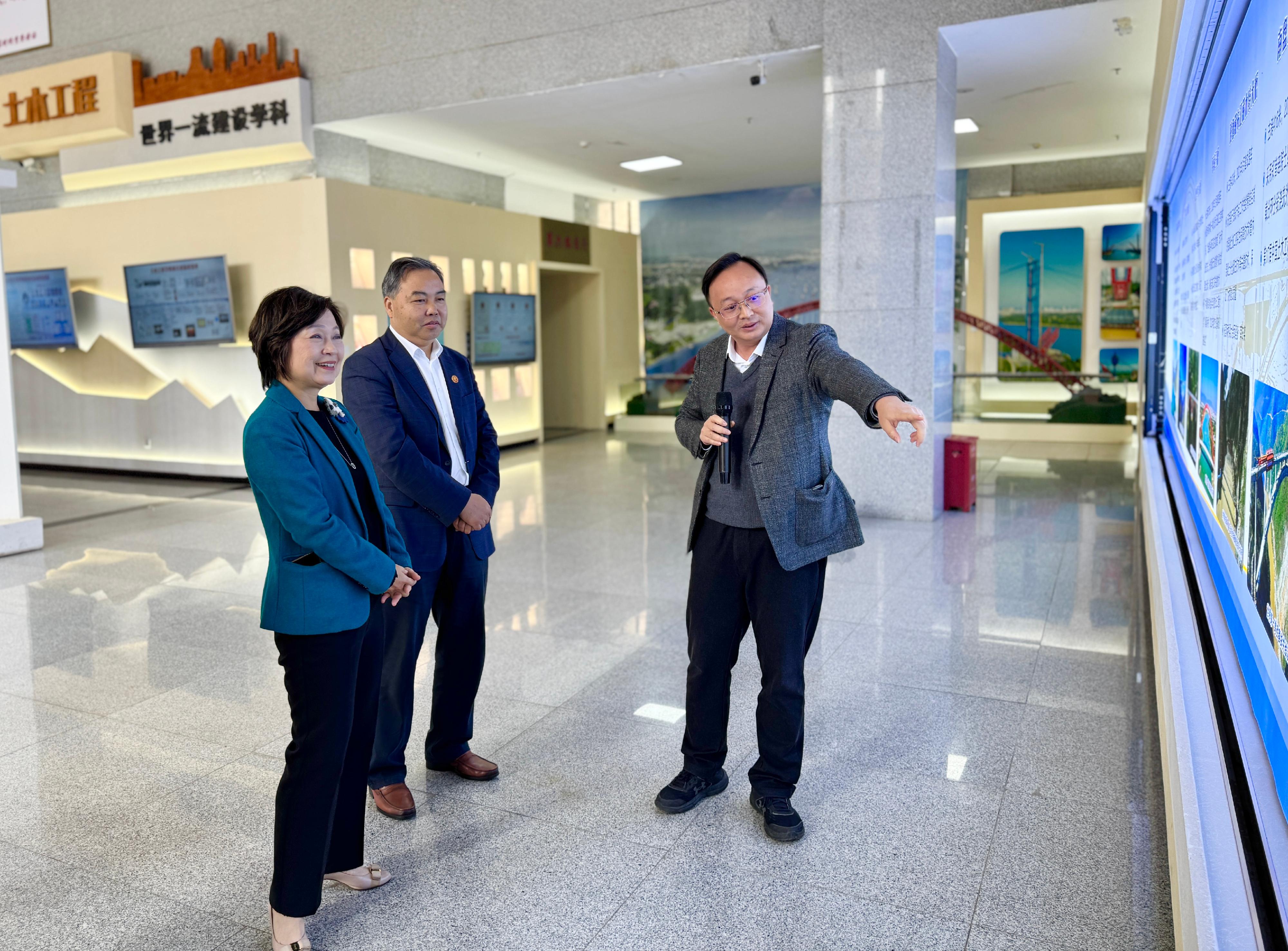 The Secretary for Education, Dr Choi Yuk-lin (left), accompanied by the President of Guangxi University, Mr Xiao Jianzhuang (centre), visits the university and tours its campus facilities today (December 29). 