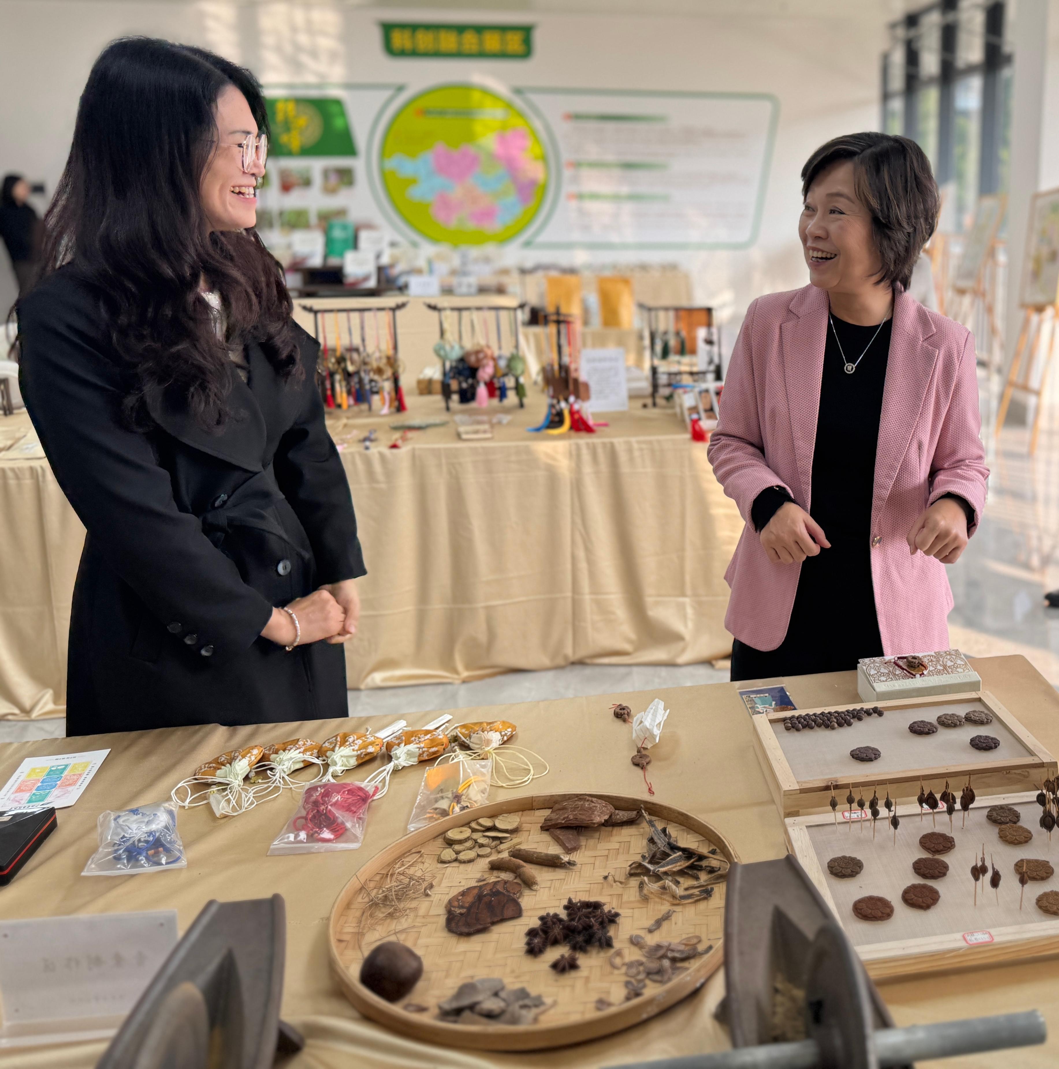 The Secretary for Education, Dr Choi Yuk-lin (right), visits Guangxi University of Chinese Medicine today (December 29) to learn about the university's work in promoting Chinese medicine.