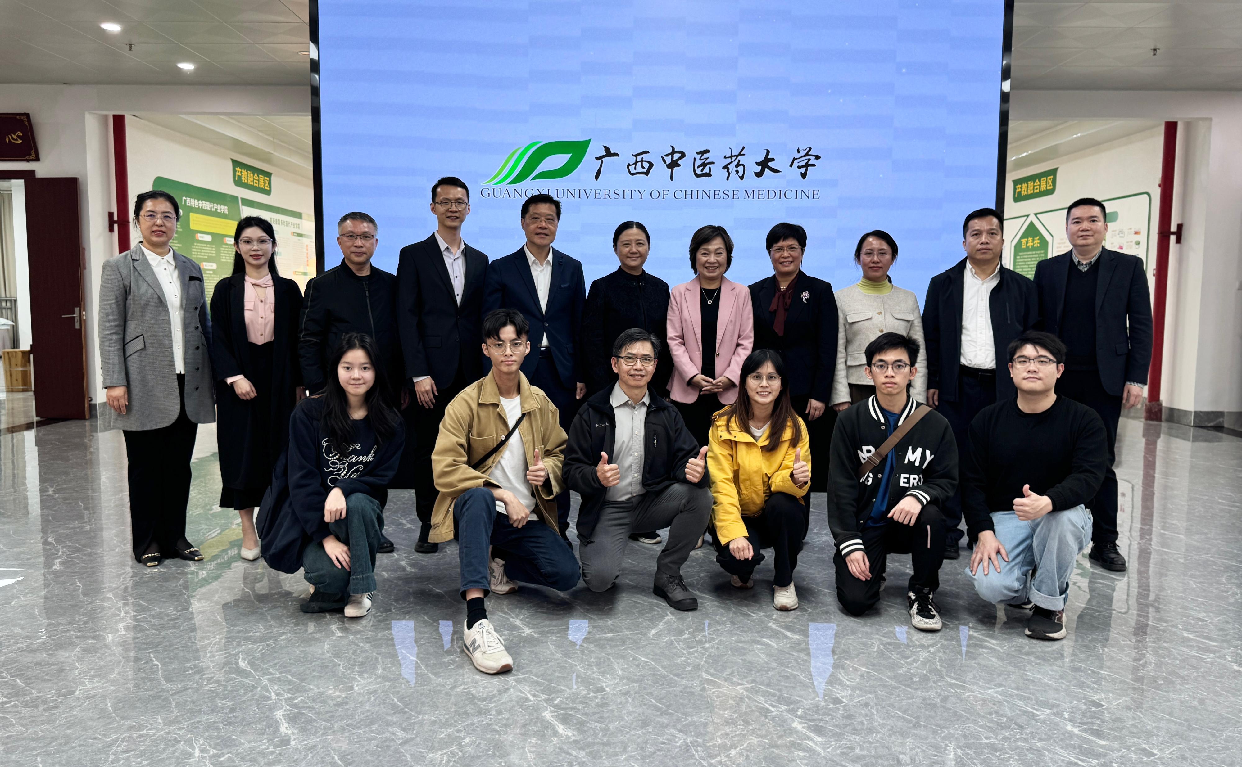 The Secretary for Education, Dr Choi Yuk-lin, meets with Hong Kong students studying in Guangxi University of Chinese Medicine in Nanning today (December 29). Dr Choi (back row, fifth right) is pictured with the leadership of the university and the Hong Kong students.