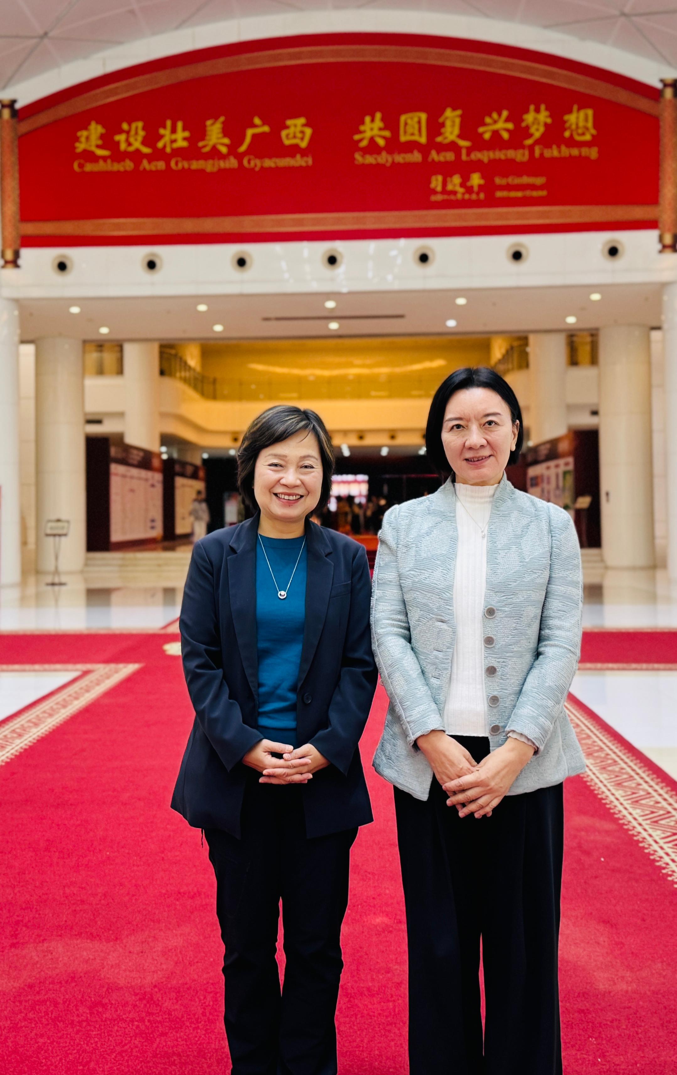 The Secretary for Education, Dr Choi Yuk-lin (left), met with Vice Chairman of the People's Government of the Guangxi Zhuang Autonomous Region Ms Lu Xinning (right) in Nanning on December 27 to exchange views on education issues of mutual concern. 