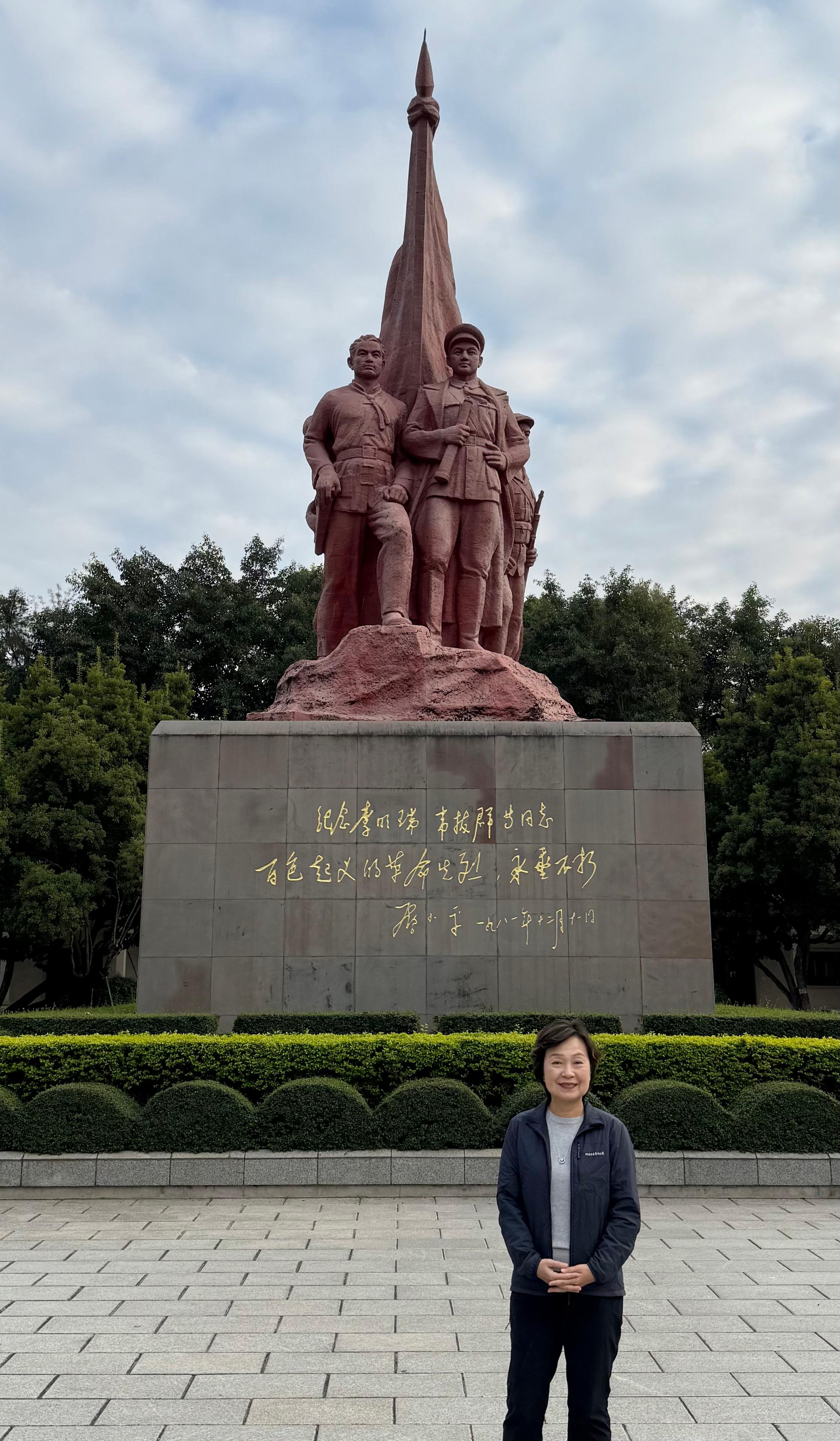 The Secretary for Education, Dr Choi Yuk-lin, visited a patriotic education base in Nanning on December 28 to learn how exhibitions and collections are used to promote patriotic education.