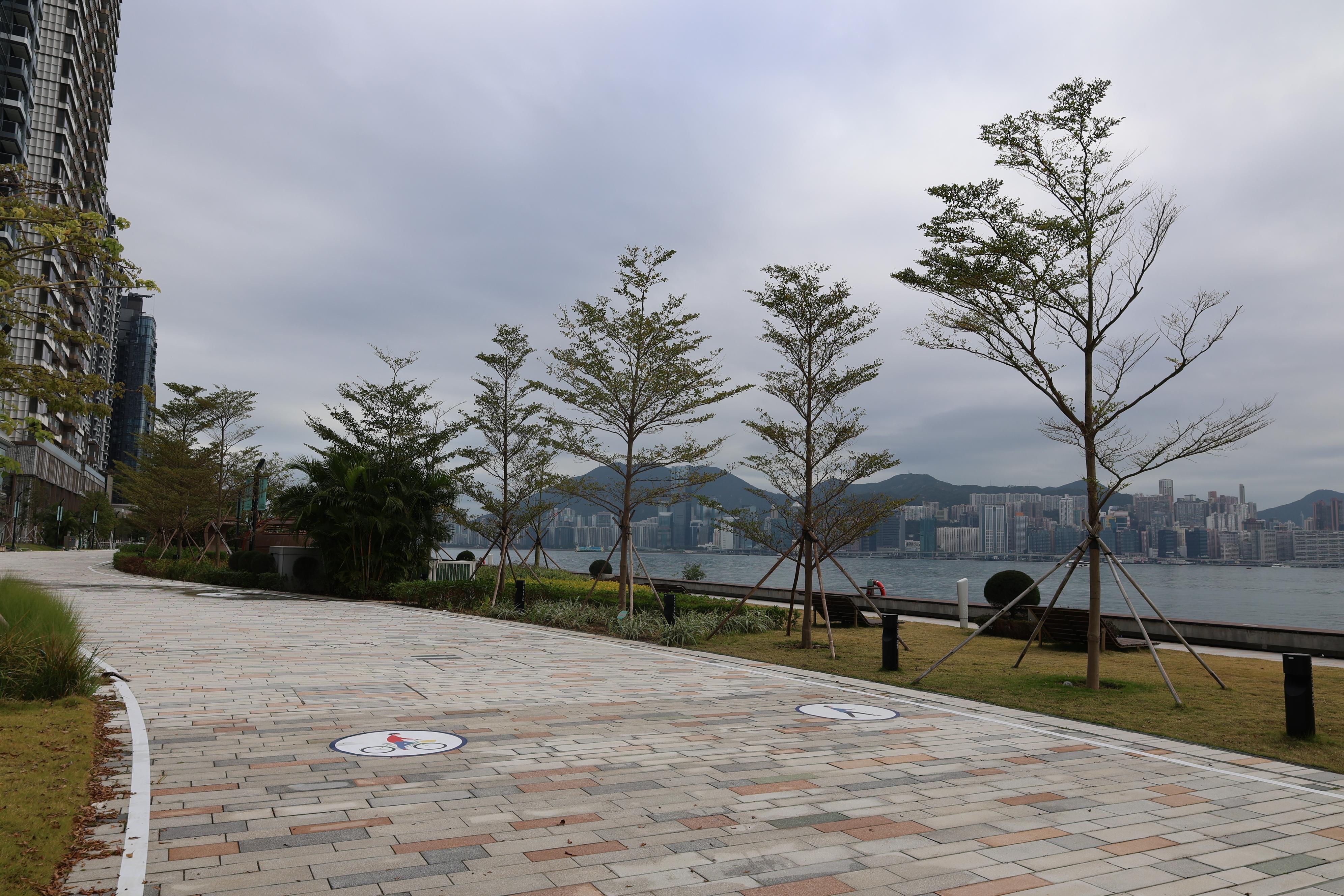 啟德共融通道新段今日（十二月三十日）起開放予公眾使用。圖示位於啟德海濱花園面向維多利亞港的一段，長約400米。