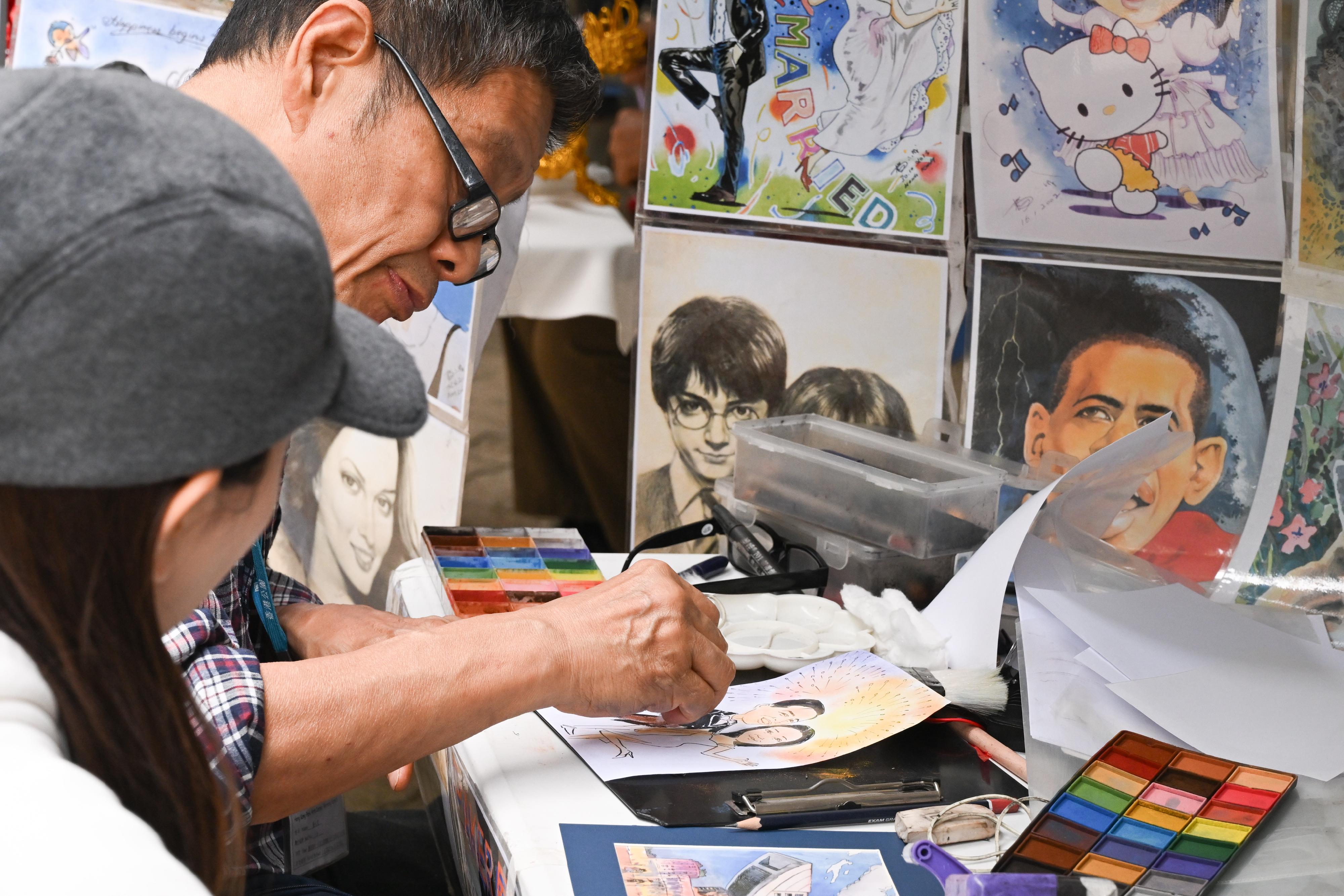 A new phase of the Arts Corner will be launched by the Leisure and Cultural Services Department in Hong Kong Park on Saturdays, Sundays and public holidays from January 1 to December 31, 2026. The Arts Corner comprises 10 stalls displaying and selling various kinds of handicrafts and artistic works such as fabric crafts, handcrafted knitting and ornaments, as well as providing arts services including painting, portrait sketching and calligraphy.