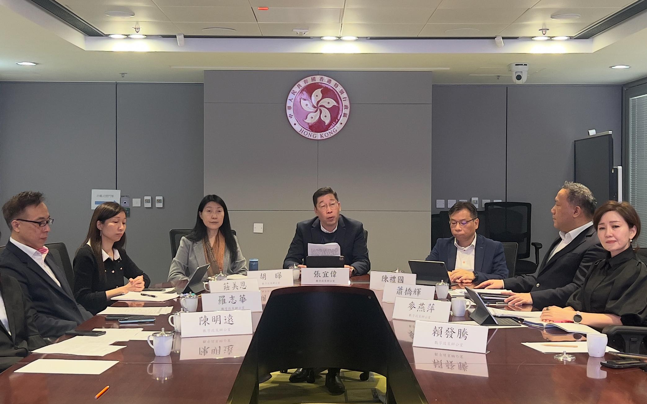 The Deputy Commissioner (Digital Infrastructure), Mr Daniel Cheung (centre), delivers a speech at the second meeting of the Working Group on Shanghai and Hong Kong Digital Co-operation today (December 31).