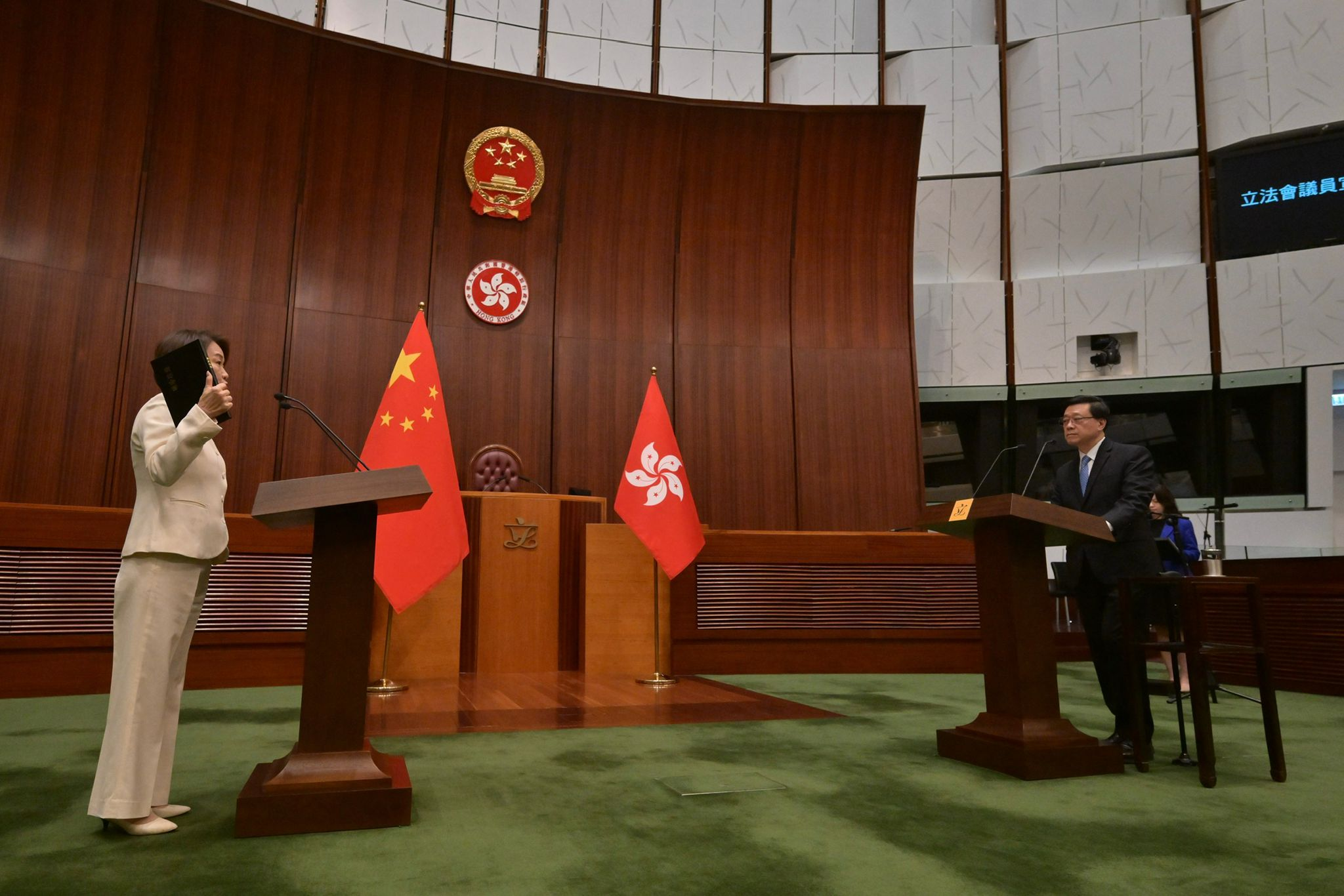 行政長官李家超（右）今日（一月一日）在立法會綜合大樓會議廳為第八屆立法會議員監誓。