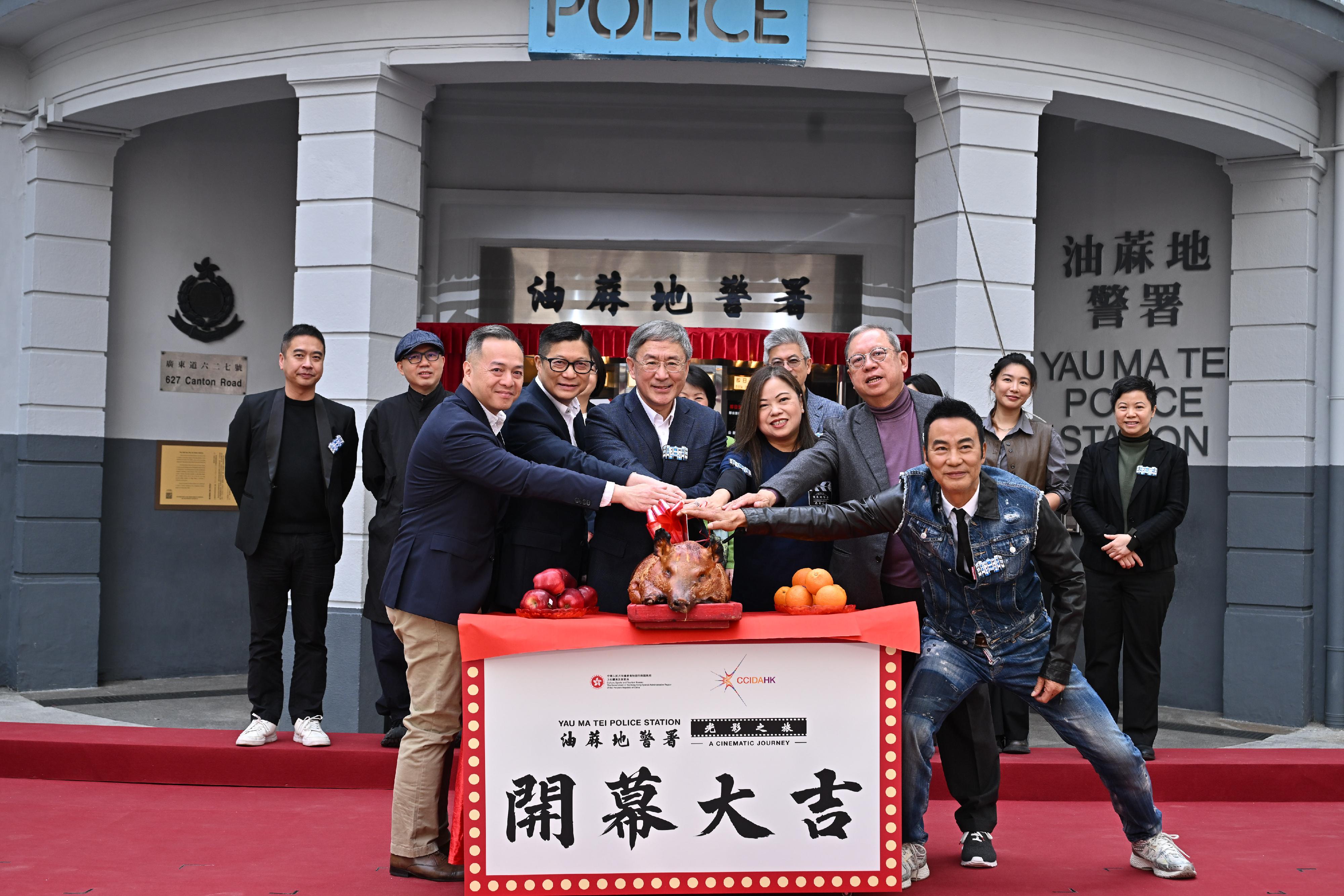 政務司副司長卓永興今日（一月一日）出席「油蔴地警署光影之旅」展覽開幕典禮，並主持切燒豬儀式。圖示（左起）警務處處長周一鳴、保安局局長鄧炳強、卓永興、文化體育及旅遊局局長羅淑佩、香港旅遊發展局主席林建岳博士和演員任達華。