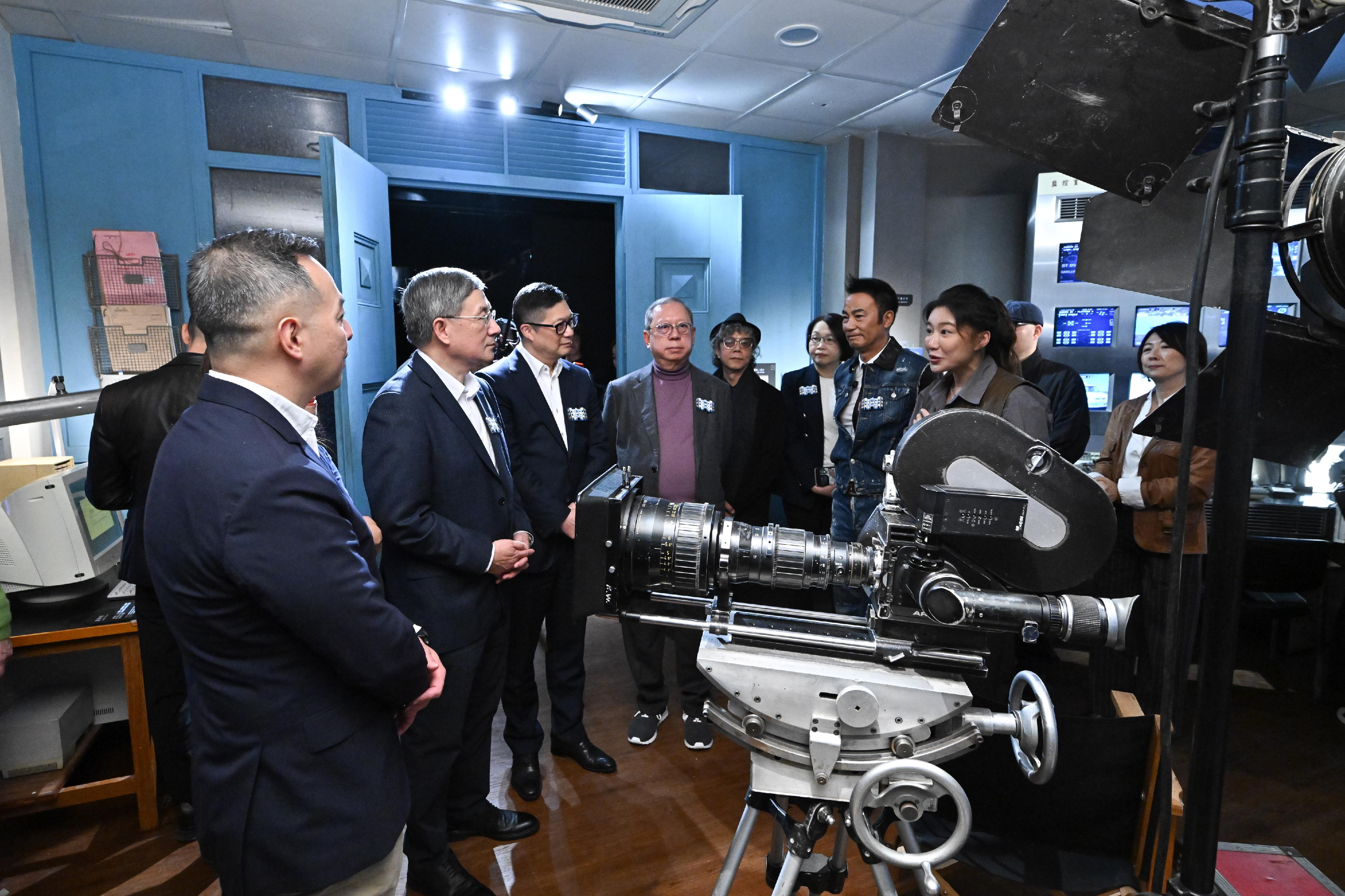 政務司副司長卓永興（左二）今日（一月一日）出席「油蔴地警署光影之旅」展覽開幕典禮，並參與導賞參觀。