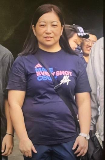 四十三岁女子陕姗身高约一点六五米,体重约六十三公斤,肥身材,圆面型,黄皮肤及蓄长黑发。她最后露面时身穿黑色长袖外套、黑色长裤、黑灰色鞋、携有一个斜孭袋及一个红色袋。