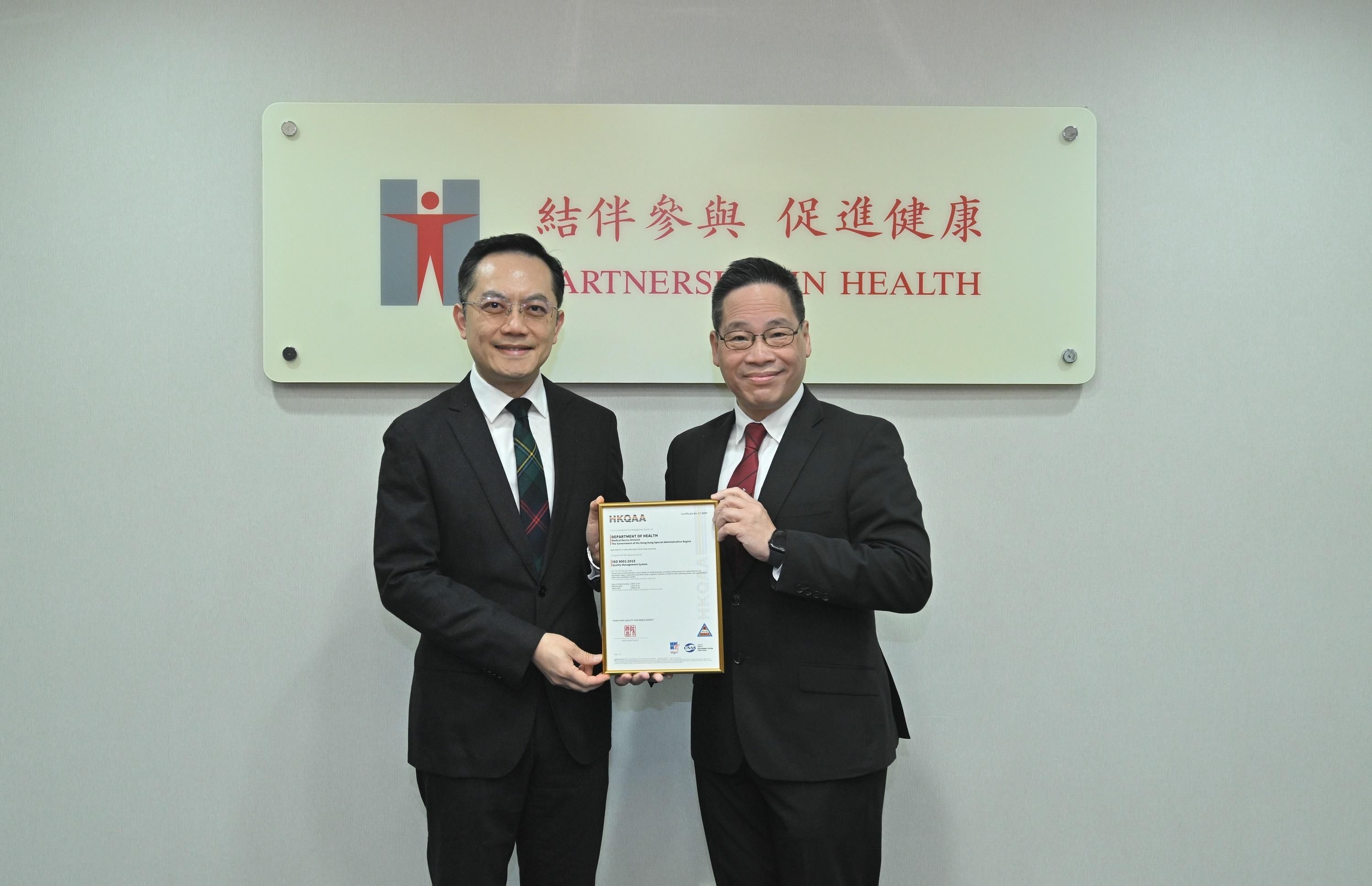 The Medical Device Administrative Control System of the Department of Health (DH) was awarded the ISO 9001:2015 Quality Management Systems Certificate by the International Organization for Standardization. Photo shows the Director of Health, Dr Ronald Lam (left), receiving the certificate from the Chief Executive Officer of the Hong Kong Quality Assurance Agency, Mr P C Chan (right), at the DH's headquarters today (January 5).