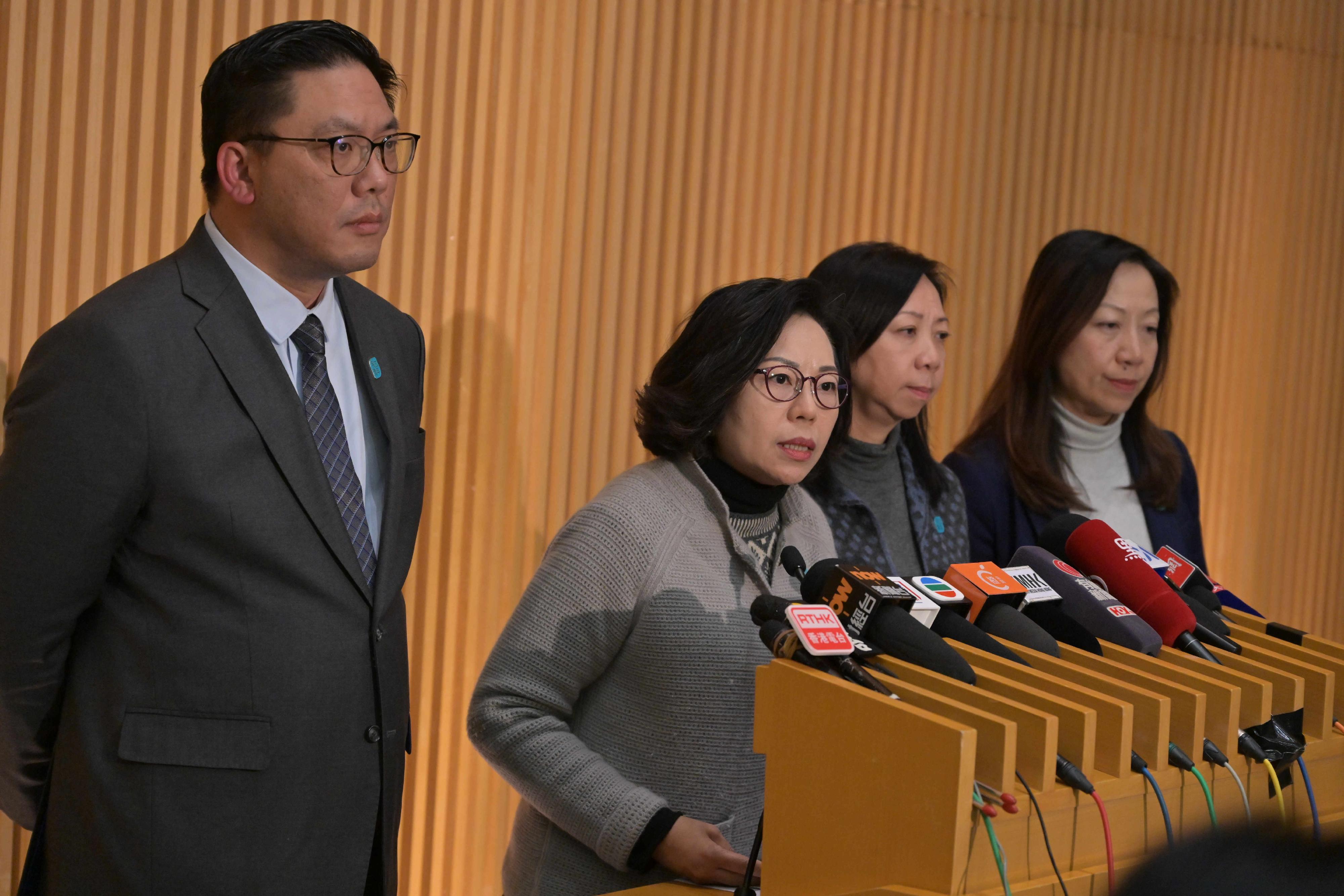 民政及青年事務局（民青局）局長麥美娟（左二）、民青局常任秘書長林雪麗（右二）、民青局副局長梁宏正（左一）及民政事務總署署長杜潔麗（右一）今日（一月六日）就大埔宏福苑管理事宜會見傳媒。