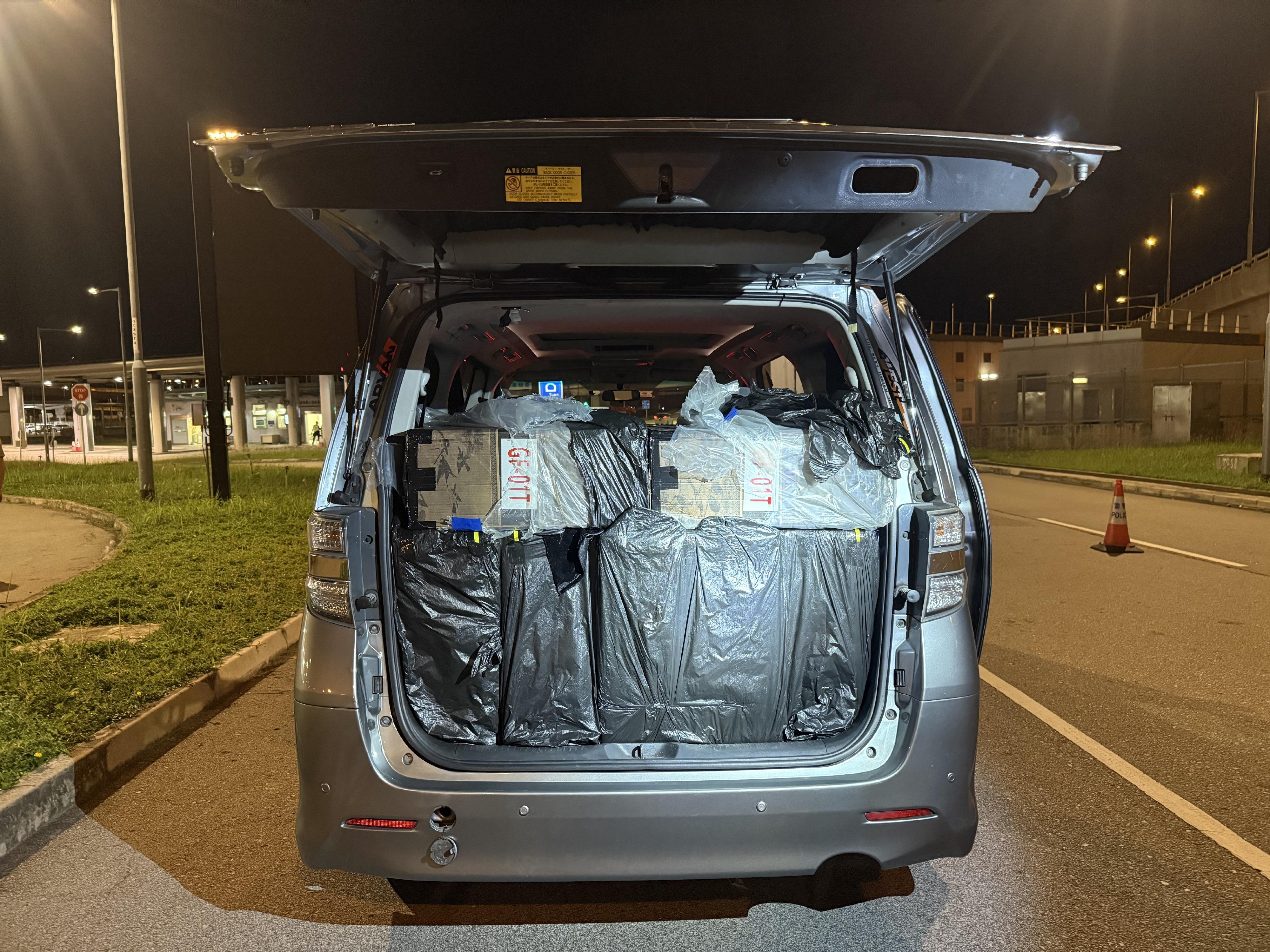 Two male drivers, aged 36 and 51, were sentenced to eight months' and seven months' imprisonment respectively by the West Kowloon Magistrates' Courts today (January 7) for importing and dealing with duty-not-paid cigarettes, in contravention of the Dutiable Commodities Ordinance. Photo shows some of the duty-not-paid cigarettes seized. 
