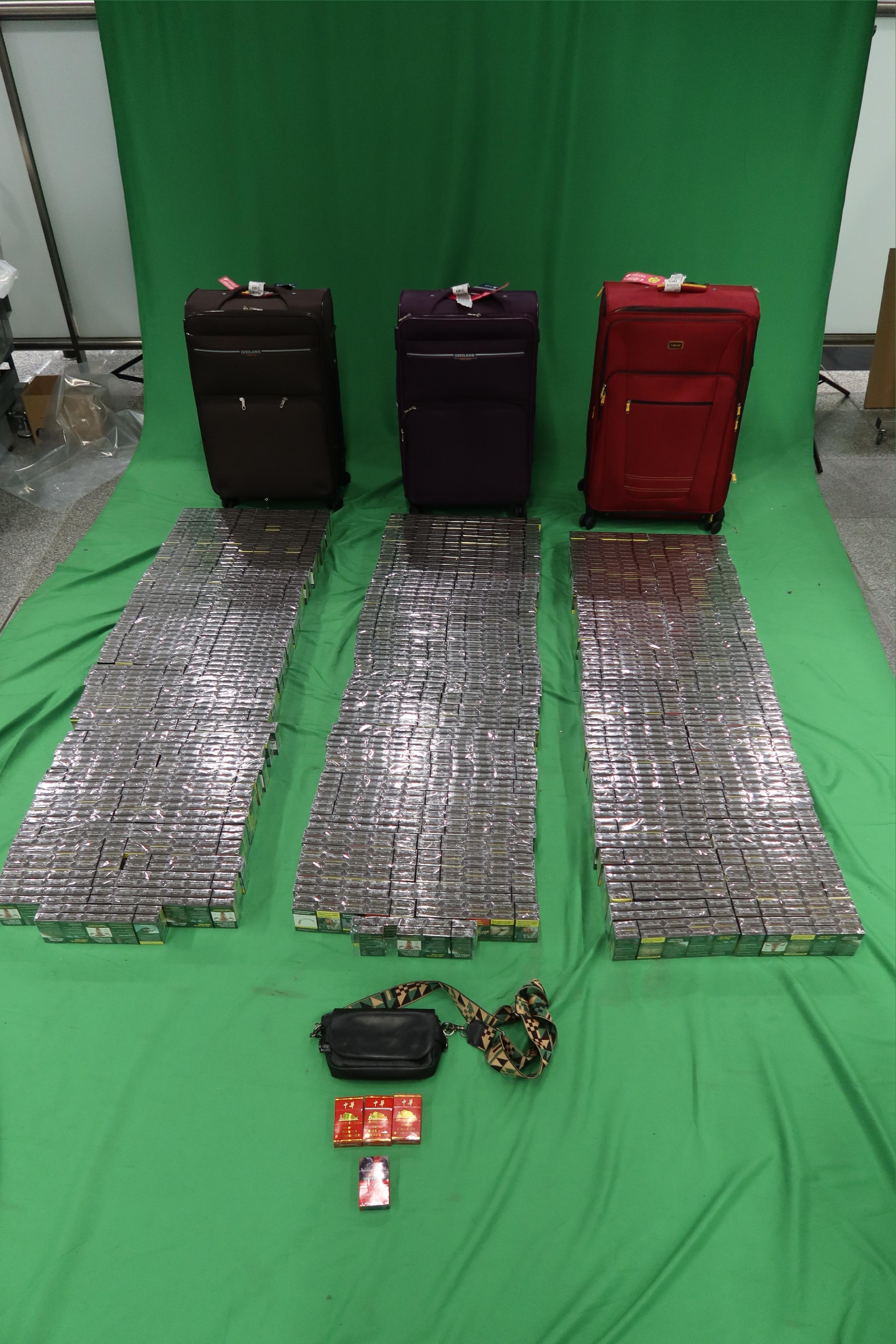 一名三十八歲入境男旅客因進口未完稅香煙及未有向海關人員作出申報，違反《應課稅品條例》，今日（一月七日）在西九龍裁判法院被判處監禁四個月。圖示檢獲的未完稅香煙。 
