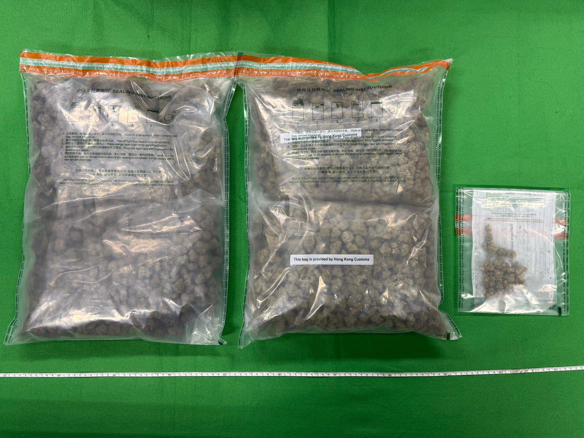 香港海關（一月七日）在火炭偵破一宗販毒案件，檢獲約二點八一公斤懷疑大麻花，估計市值約五十七萬元。圖示檢獲的懷疑大麻花。