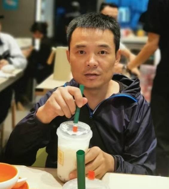 四十七歲內地男子叶智辉身高約一點六五米，體重約六十三公斤，中等身材，方面型，黃皮膚及蓄短黑髮。他最後露面時身穿灰藍色長袖外套、深色長褲、深灰色鞋及攜有一個紫色背包。
