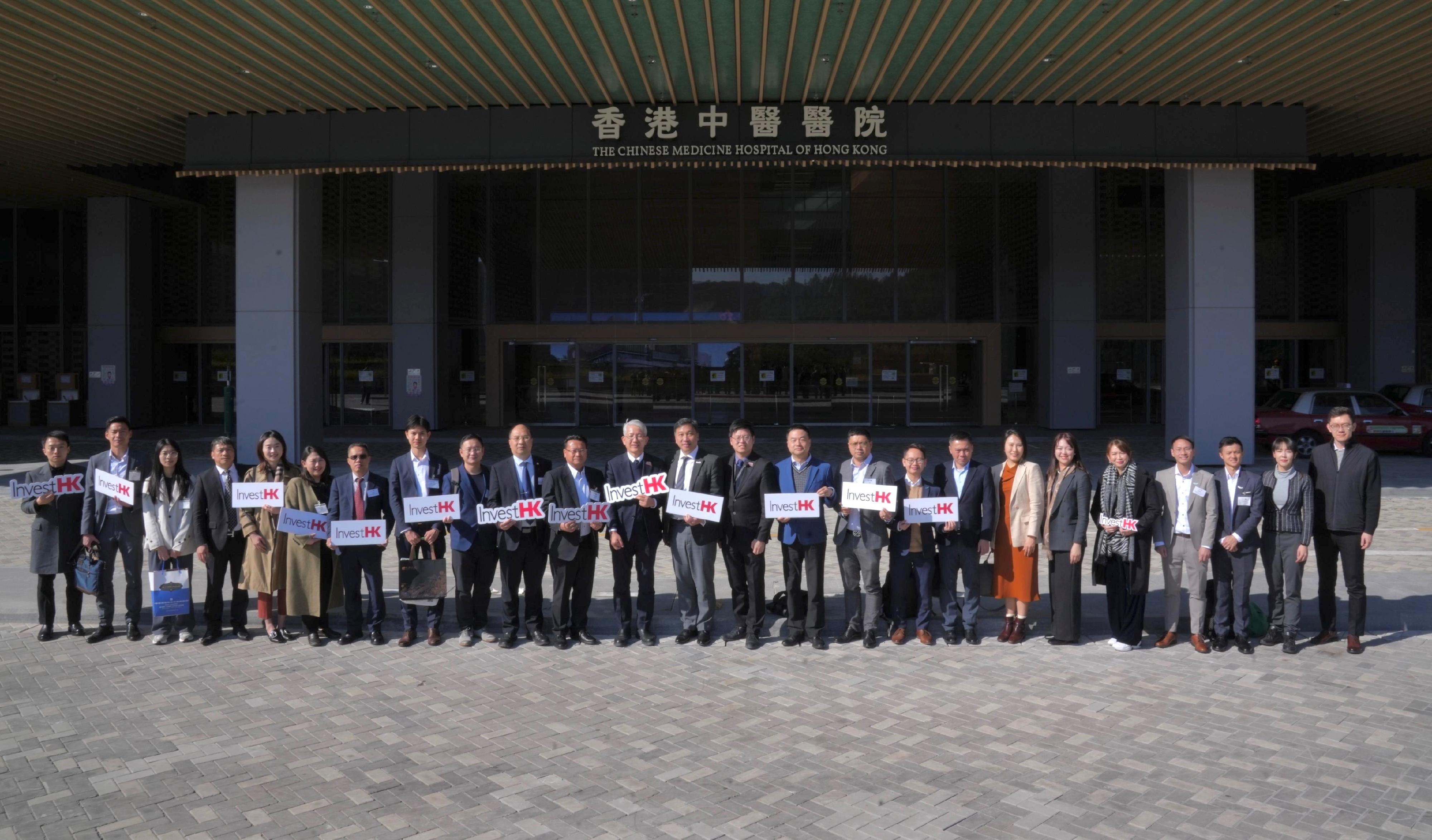 投資推廣署今日(一月八日)舉辦中醫藥發展論壇,展示香港在推動中醫藥企業走向國際的優勢,吸引逾150位業界持份者參與。圖示與會代表參觀位於將軍澳的香港中醫醫院,該標杆項目彰顯香港在推動中醫藥國際化的關鍵角色。