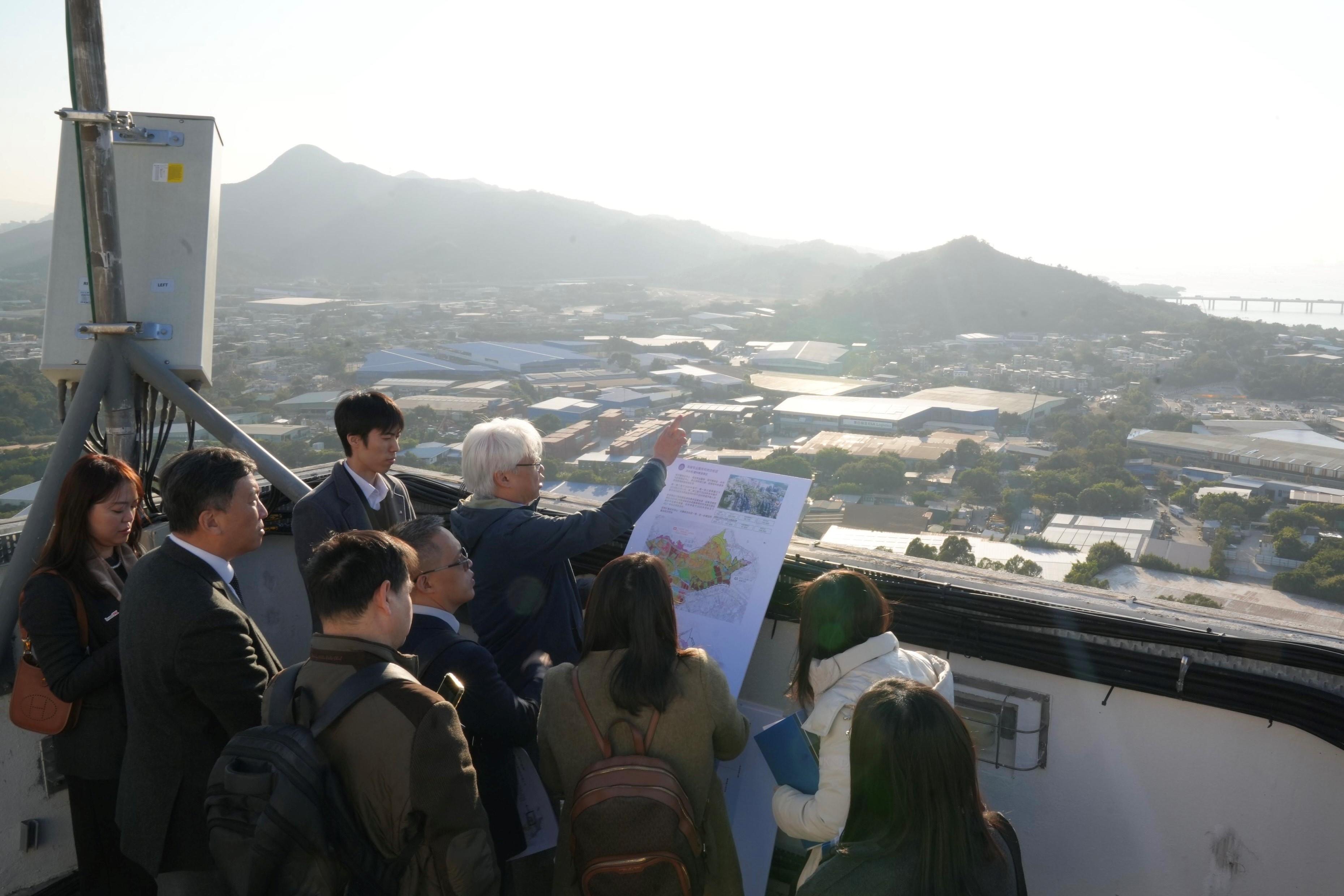 投資推廣署今日(一月八日)舉辦中醫藥發展論壇,展示香港在推動中醫藥企業走向國際的優勢,吸引逾150位業界持份者參與。圖示與會代表探討北部都會區為香港中醫藥發展帶來的機遇。