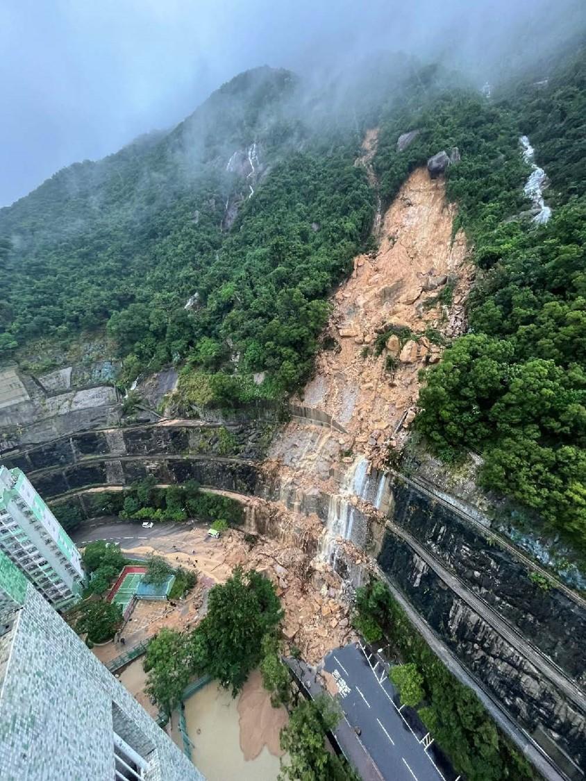 申訴專員公署今日（一月八日）公布就政府的防治山泥傾瀉工作及對政府斜坡的管理的主動調查行動報告。圖示二○二三年九月在筲箕灣耀興道發生的山泥傾瀉事故。