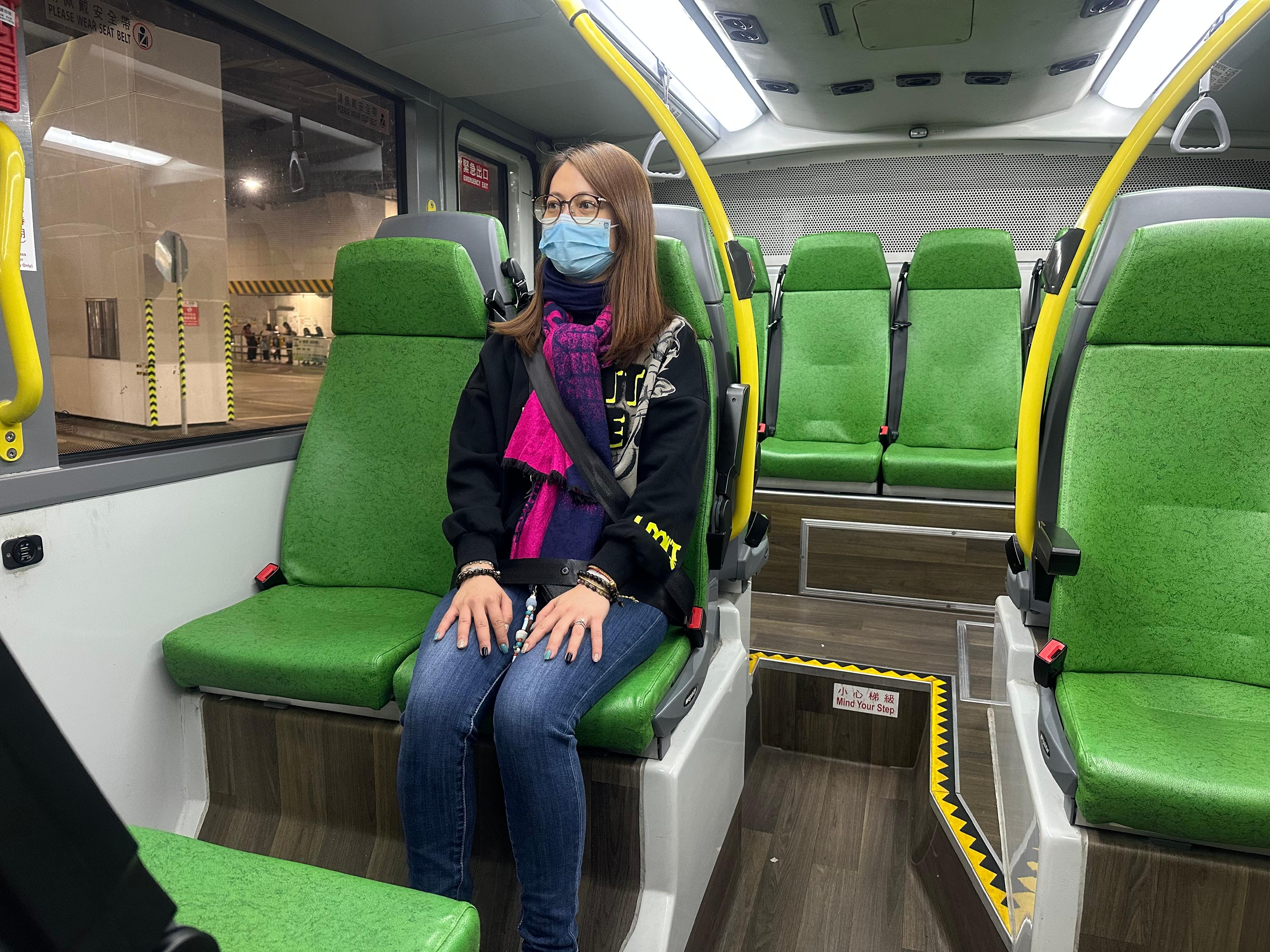 The Government today (January 8) reminded members of the public that, starting from January 25, all public transport and commercial vehicles' seated passengers must wear seat belts, further enhancing road and passenger safety. The transport trades are ready for the new requirements. In franchised buses, all seats in newly procured buses have been equipped with seat belts, while existing double-deck buses have been retrofitted with seat belts on the upper-deck seats by operators under government subsidy.