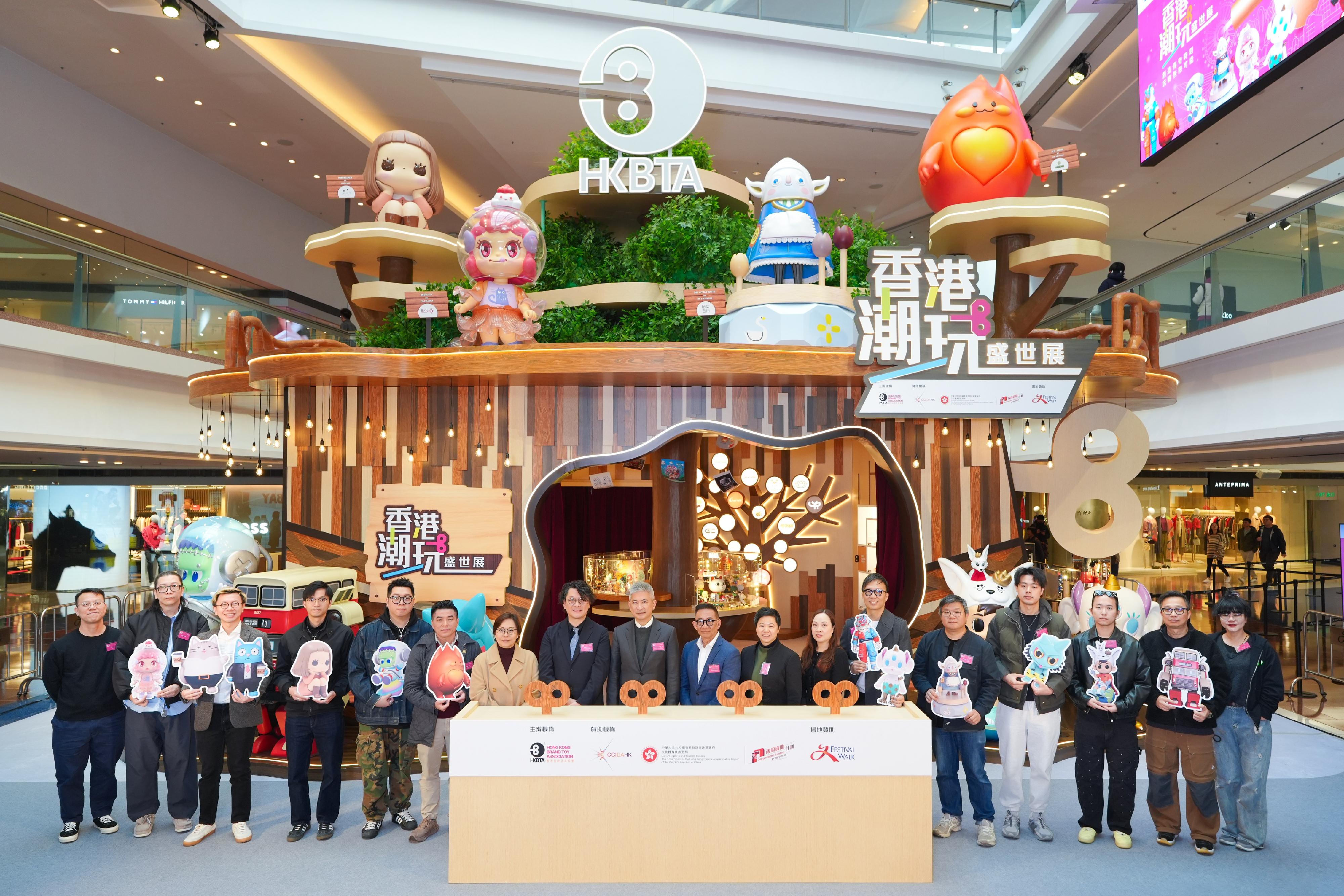 Sponsored by the Cultural and Creative Industries Development Agency under the Culture, Sports and Tourism Bureau, the "Hong Kong Art Toys Expo" was launched at Festival Walk, Kowloon Tong, today (January 8). Photo shows the Under Secretary for Culture, Sports and Tourism, Mr Raistlin Lau (ninth left); the Commissioner for Cultural and Creative Industries, Miss Drew Lai (eighth right); and the Chairman of the Hong Kong Brand Toy Association, Mr Wong Kim-fung (ninth right), with other guests and creators.
