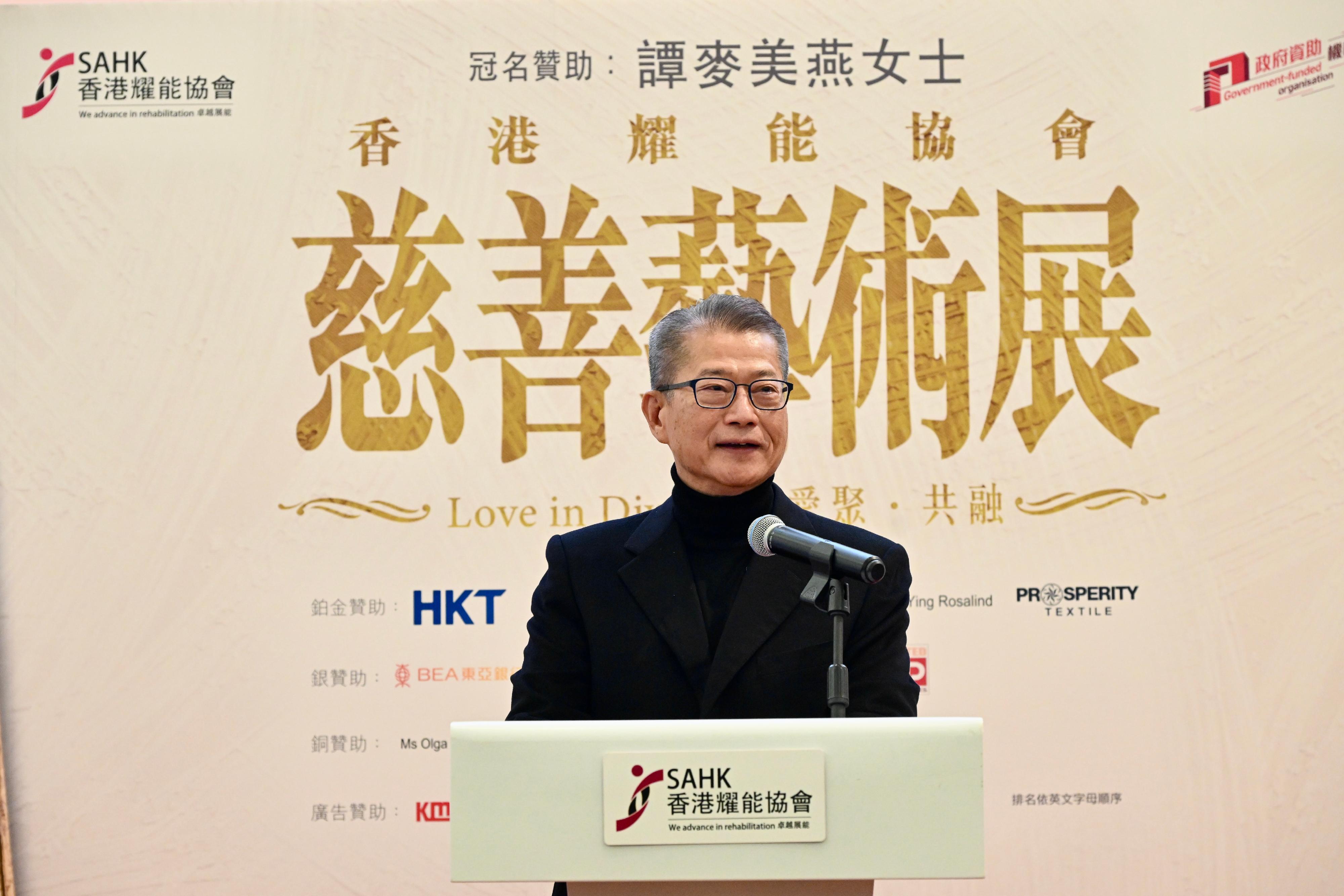 財政司司長陳茂波今日(一月八日)在香港耀能協會慈善藝術展啓動禮致辭。