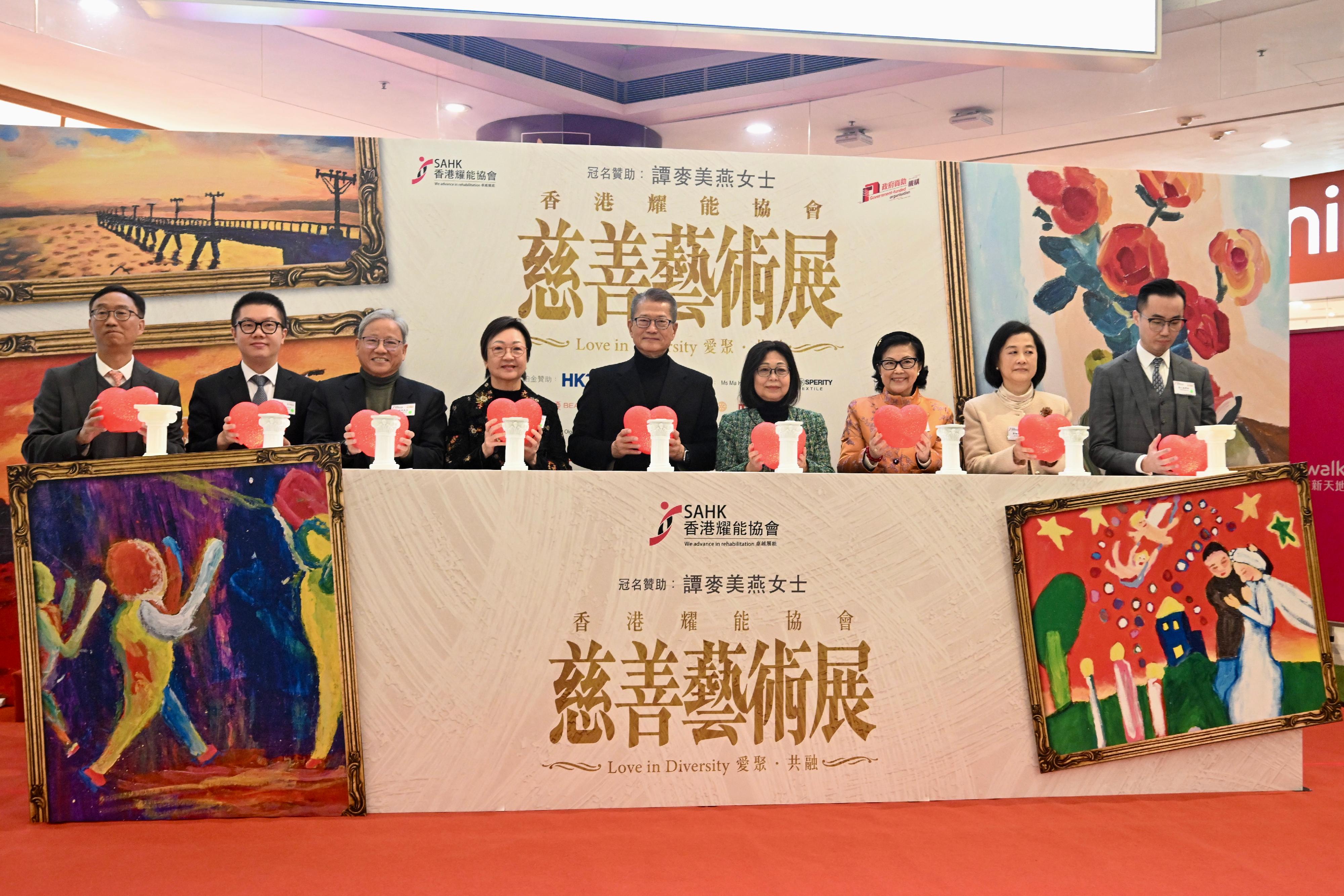 財政司司長陳茂波今日(一月八日)出席香港耀能協會慈善藝術展啓動禮。圖示(左五起)陳茂波、行政長官夫人、香港耀能協會贊助人李林麗嬋、香港耀能協會董事會主席彭徐美雲與其他嘉賓在活動合照。