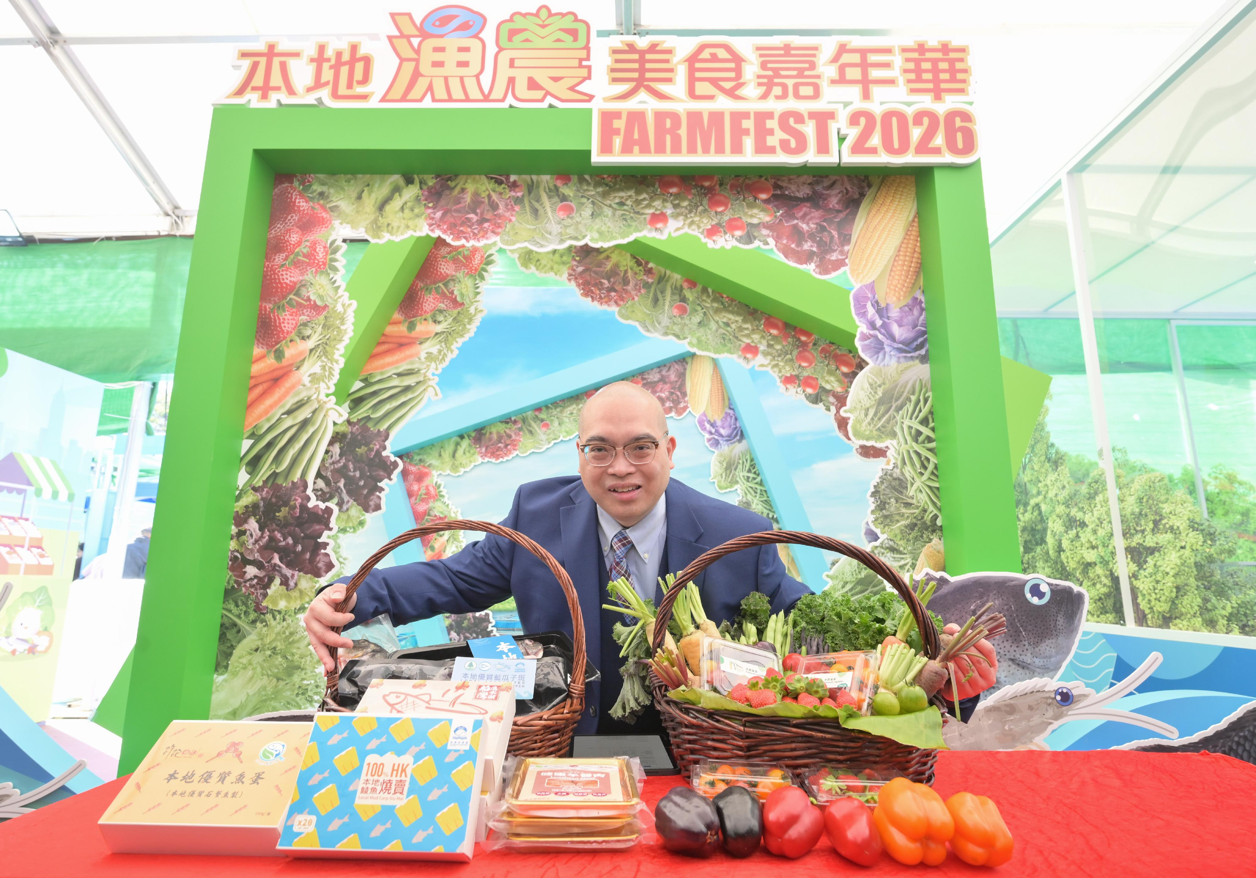 2026本地漁農美食嘉年華由今日（一月九日）至一月十一日，一連三日在旺角花墟公園舉行，展銷多種本地漁農產品及其他貨品。圖示本地漁農美食嘉年華籌辦委員會主席劉堅偉博士介紹本地漁農產品。
