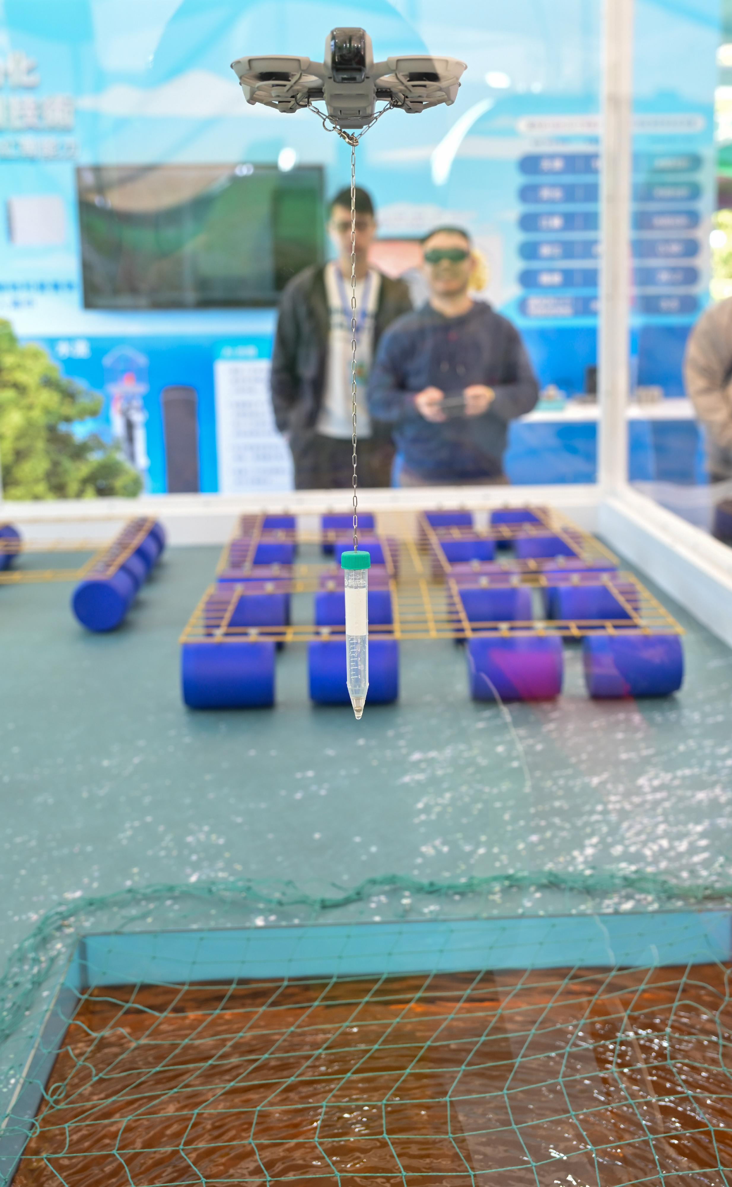 FarmFest 2026 runs for three consecutive days from today (January 9) to January 11 at Fa Hui Park in Mong Kok to showcase a variety of local agricultural and fisheries products and other goods. Photo shows an Agriculture, Fisheries and Conservation Department staff member demonstrating the use of a drone to simulate the collection of water samples in the fisheries zone.
