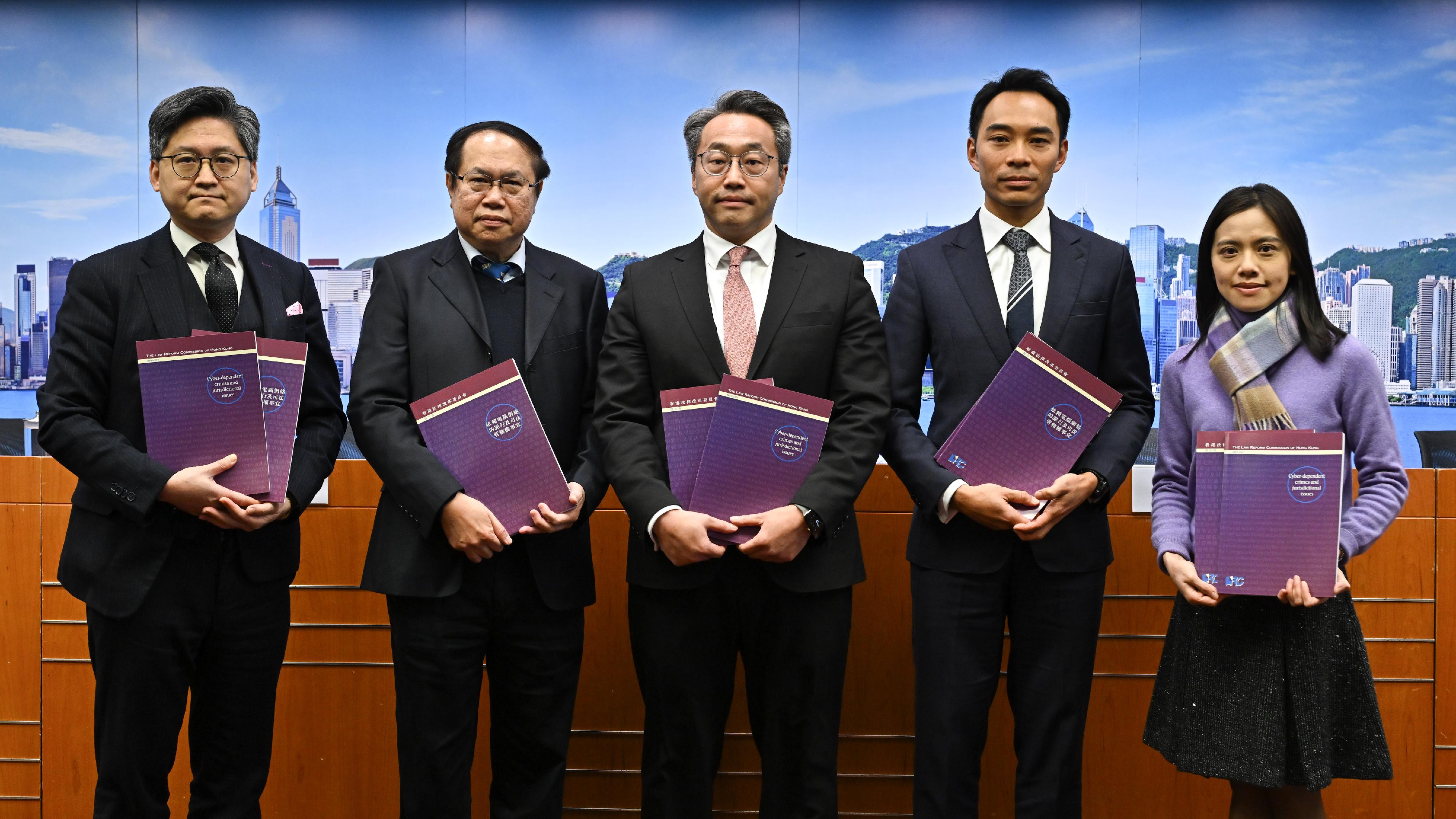 香港法律改革委員會(法改會)轄下電腦網絡罪行小組委員會主席陳政龍資深大律師(中)、小組委員會成員鄒錦沛博士(左二)和鄧子揚(右二)、法改會秘書長黃惠沖資深大律師(左一)和小組委員會秘書卓芷穎(右一)今日(一月九日)出席記者會,發表《依賴電腦網絡的罪行及司法管轄權事宜》報告書。