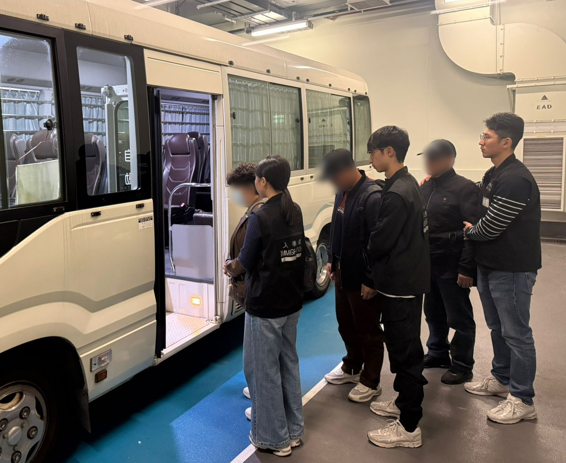 入境事務處於一月二日至昨日(一月八日)在全港多區展開反非法勞工行動,包括「促進行動」、「曙光行動」以及聯同食物環境衛生署及康樂及文化事務署執行的「驚愕行動」。圖示在行動中被捕的懷疑非法勞工。