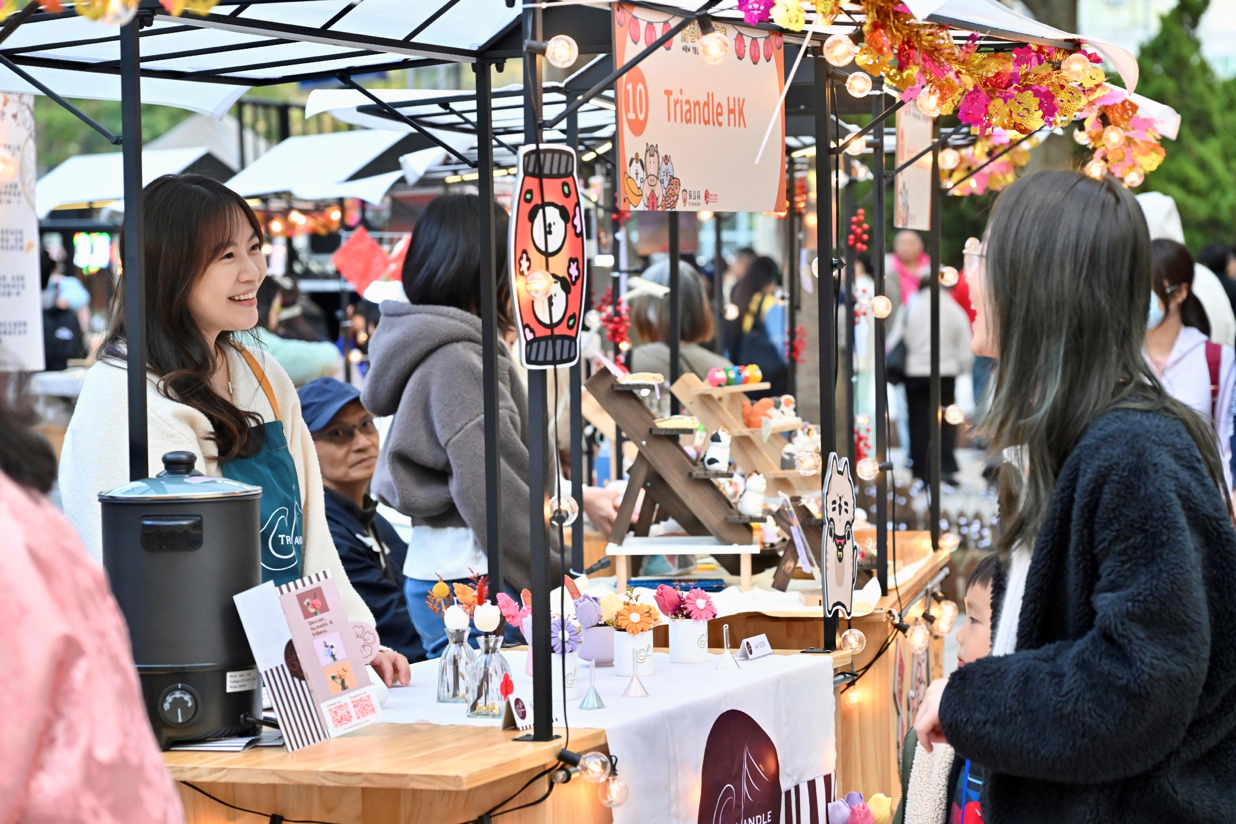 由康樂及文化事務署及保良局合辦的維多利亞公園文化創意藝術市集今日（一月十日）舉行開幕典禮。 V Mart於去年十二月十二日試業後開始營運，會不時展現多元化趣味盎然的主題，以增添對本地居民及旅客吸引力。圖示市民參觀市集的攤位。
