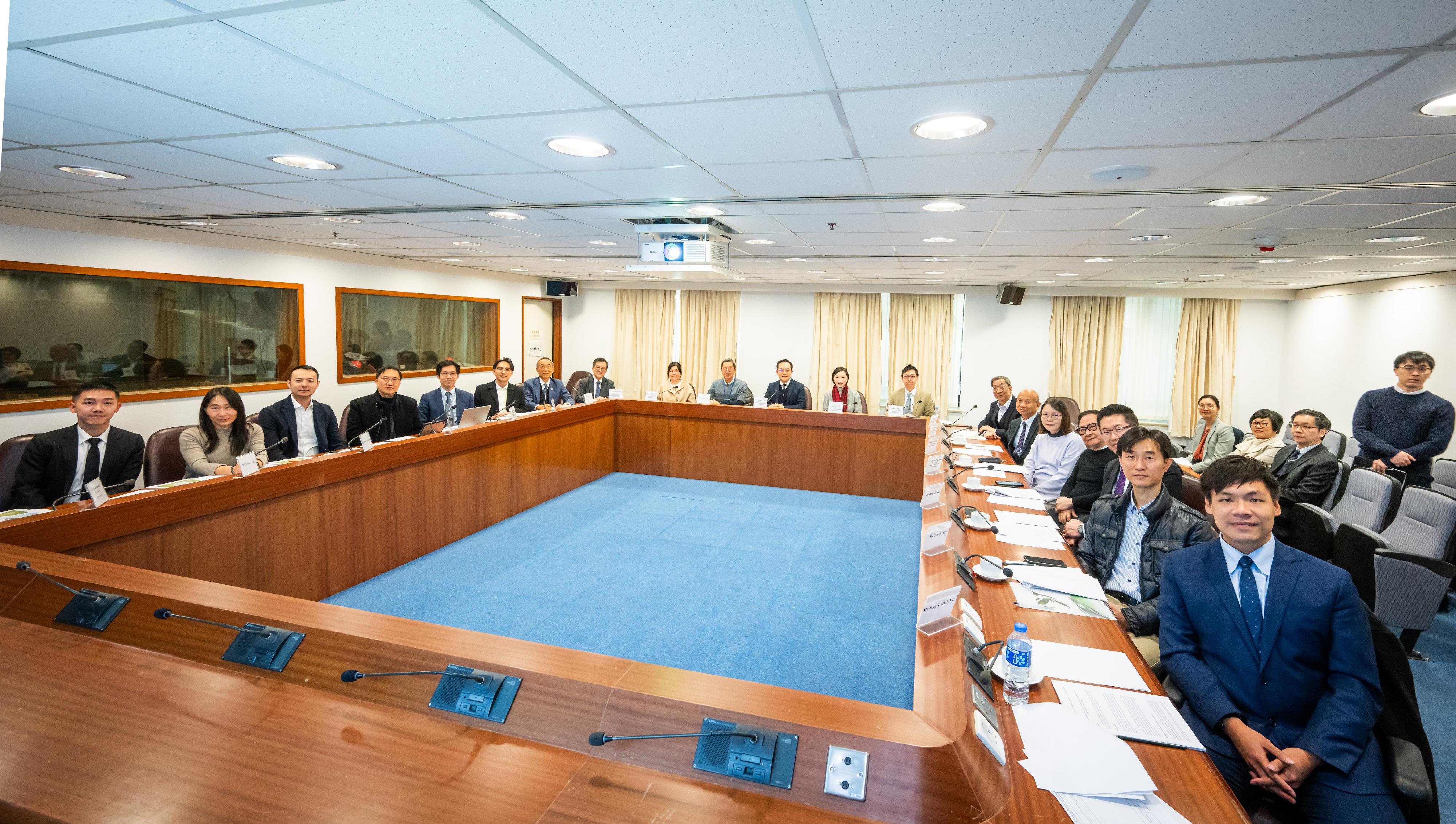 衞生署轄下的特殊護理牙科服務協調委員會今日(一月十二日)召開首次會議,就香港特殊護理牙科服務的長遠策略發展向政府提供意見,以期進一步提升特定人群的口腔健康水準和生活質素。