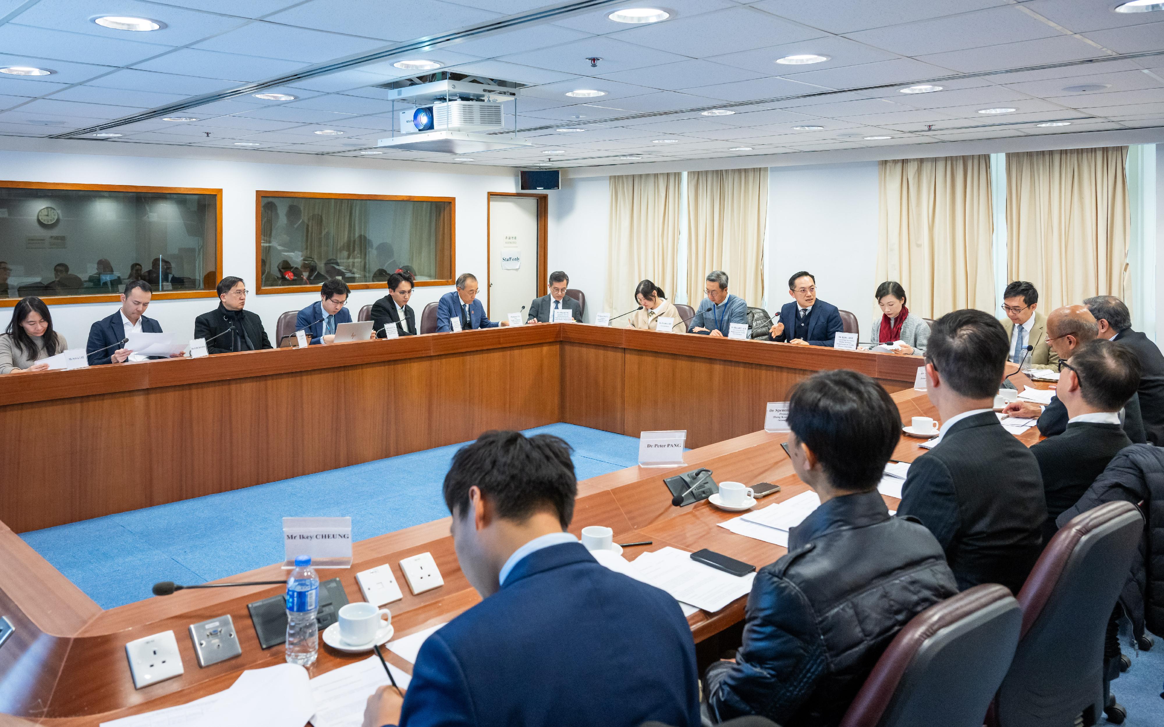 The Special Care Dental Services Coordinating Committee (SCDSCC) under the Department of Health held its inaugural meeting today (January 12). The SCDSCC will advise the Government on the long-term strategic development of special care dental services in Hong Kong, with the aim of further enhancing the oral health and quality of life of targeted population groups.