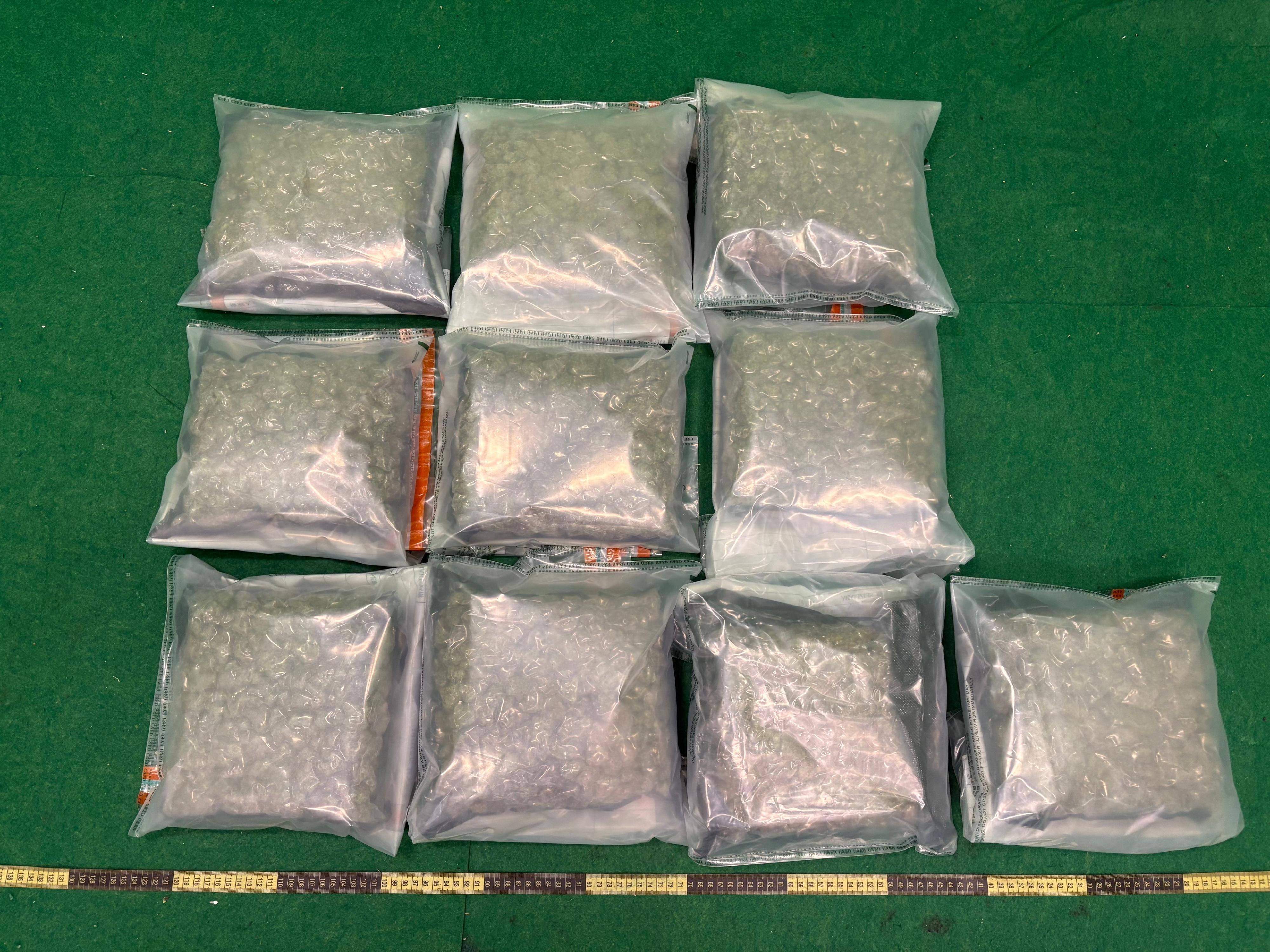 香港海關昨日（一月十一日）在香港國際機場偵破兩宗行李藏毒的販毒案件，共檢獲約十一點五公斤的懷疑大麻花，估計市值約二百三十萬元。圖示第二宗案件中檢獲的懷疑大麻花。