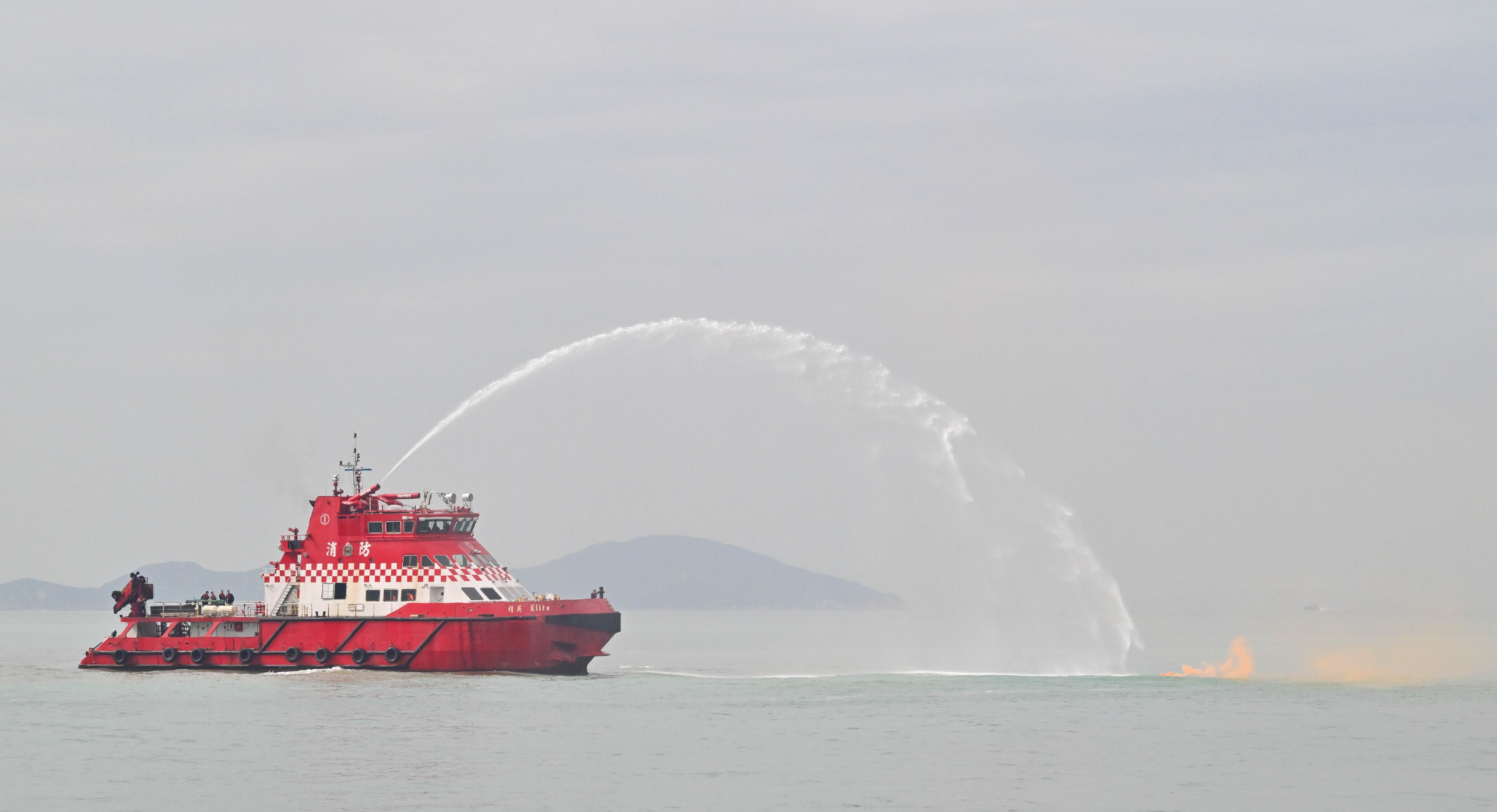 The Civil Aviation Department (CAD) held a joint short-range Aeronautical Search and Rescue exercise (SAREX) today (January 12) in the waters near Mong Tung Wan on the Chi Ma Wan Peninsula, Lantau Island. The exercise involved eight government departments and one search and rescue unit, namely CAD, the Government Flying Service, the Hong Kong Police Force, the Fire Services Department (FSD), the Marine Department, the Civil Aid Service, the Auxiliary Medical Service and the Hong Kong Observatory, and the Hong Kong Garrison of the Chinese People's Liberation Army respectively. Photo shows a fireboat of the FSD participating in SAREX.
