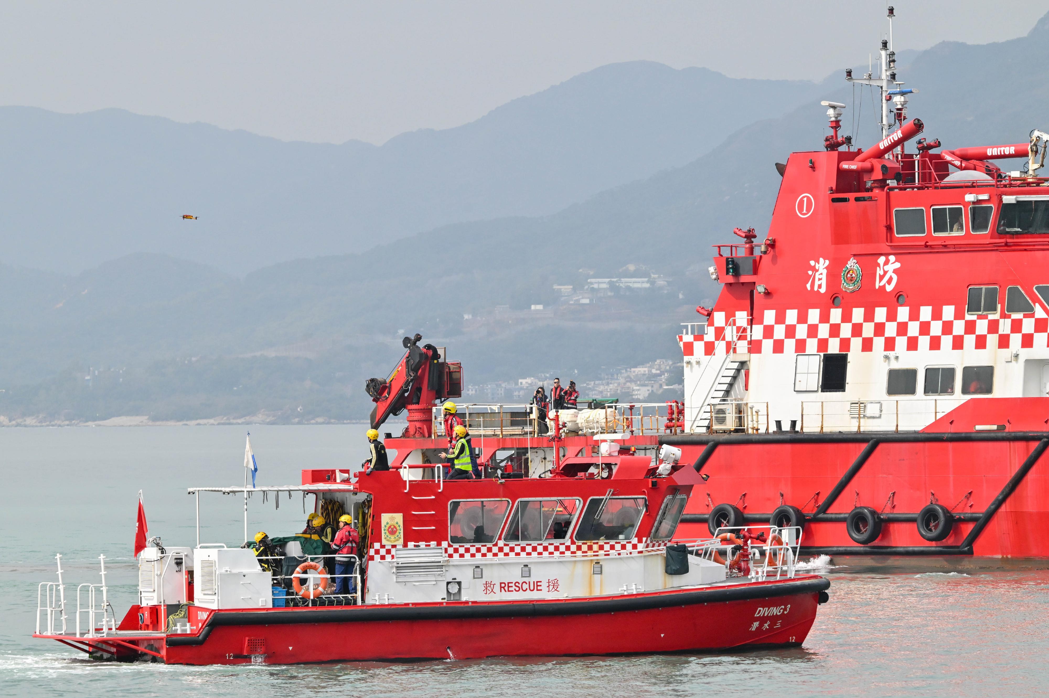 The Civil Aviation Department (CAD) held a joint short-range Aeronautical Search and Rescue exercise today (January 12) in the waters near Mong Tung Wan on the Chi Ma Wan Peninsula, Lantau Island. The exercise involved eight government departments and one search and rescue unit, namely CAD, the Government Flying Service, the Hong Kong Police Force, the Fire Services Department (FSD), the Marine Department, the Civil Aid Service, the Auxiliary Medical Service and the Hong Kong Observatory, and the Hong Kong Garrison of the Chinese People's Liberation Army respectively. Photo shows the FSD carrying out a maritime search with a drone.