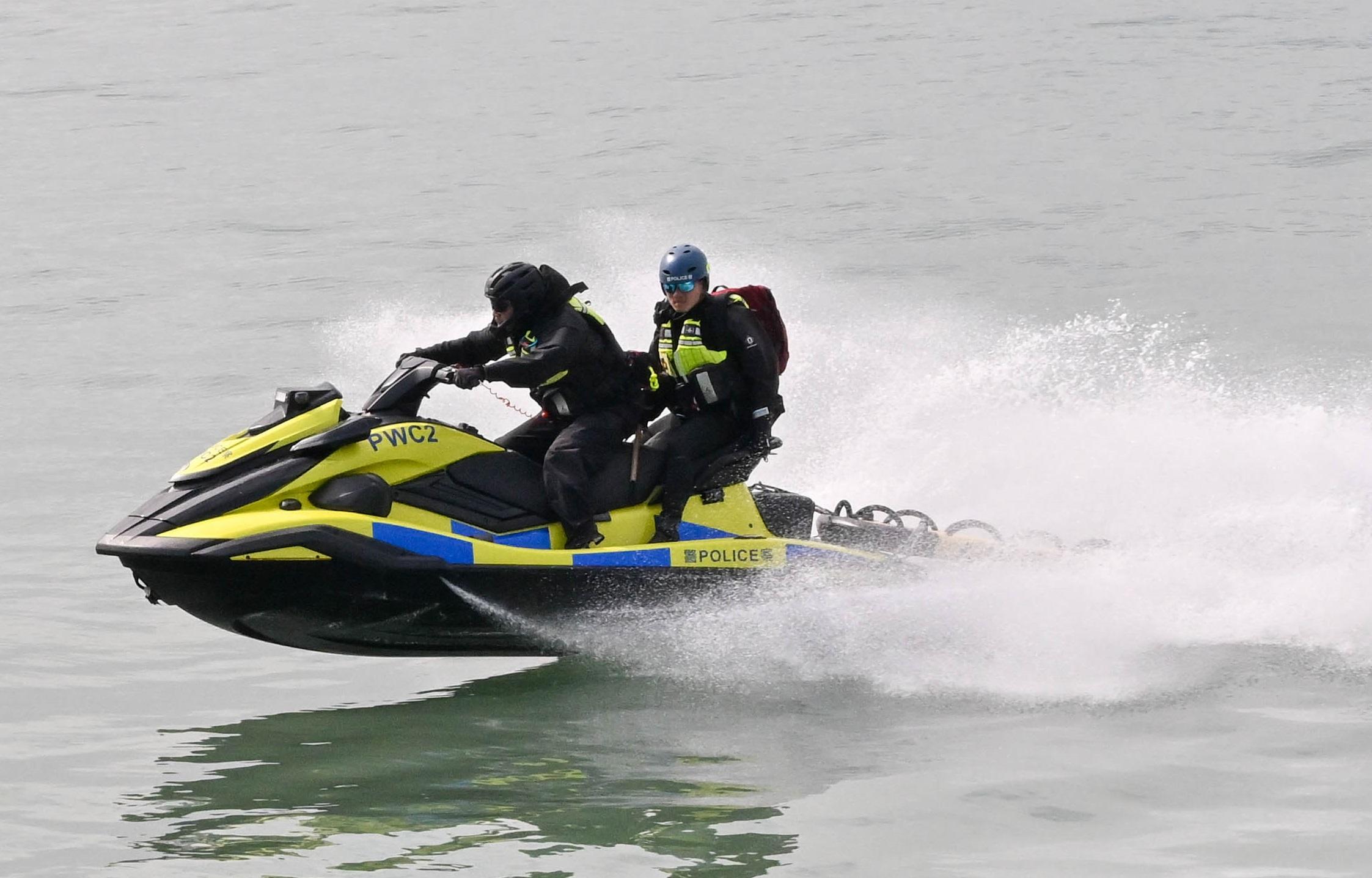 The Civil Aviation Department (CAD) held a joint short-range Aeronautical Search and Rescue exercise (SAREX) today (January 12) in the waters near Mong Tung Wan on the Chi Ma Wan Peninsula, Lantau Island. The exercise involved eight government departments and one search and rescue unit, namely CAD, the Government Flying Service, the Hong Kong Police Force (HKPF), the Fire Services Department, the Marine Department, the Civil Aid Service, the Auxiliary Medical Service and the Hong Kong Observatory, and the Hong Kong Garrison of the Chinese People's Liberation Army respectively. Photo shows a personal watercraft deployed by the HKPF participating in SAREX. 