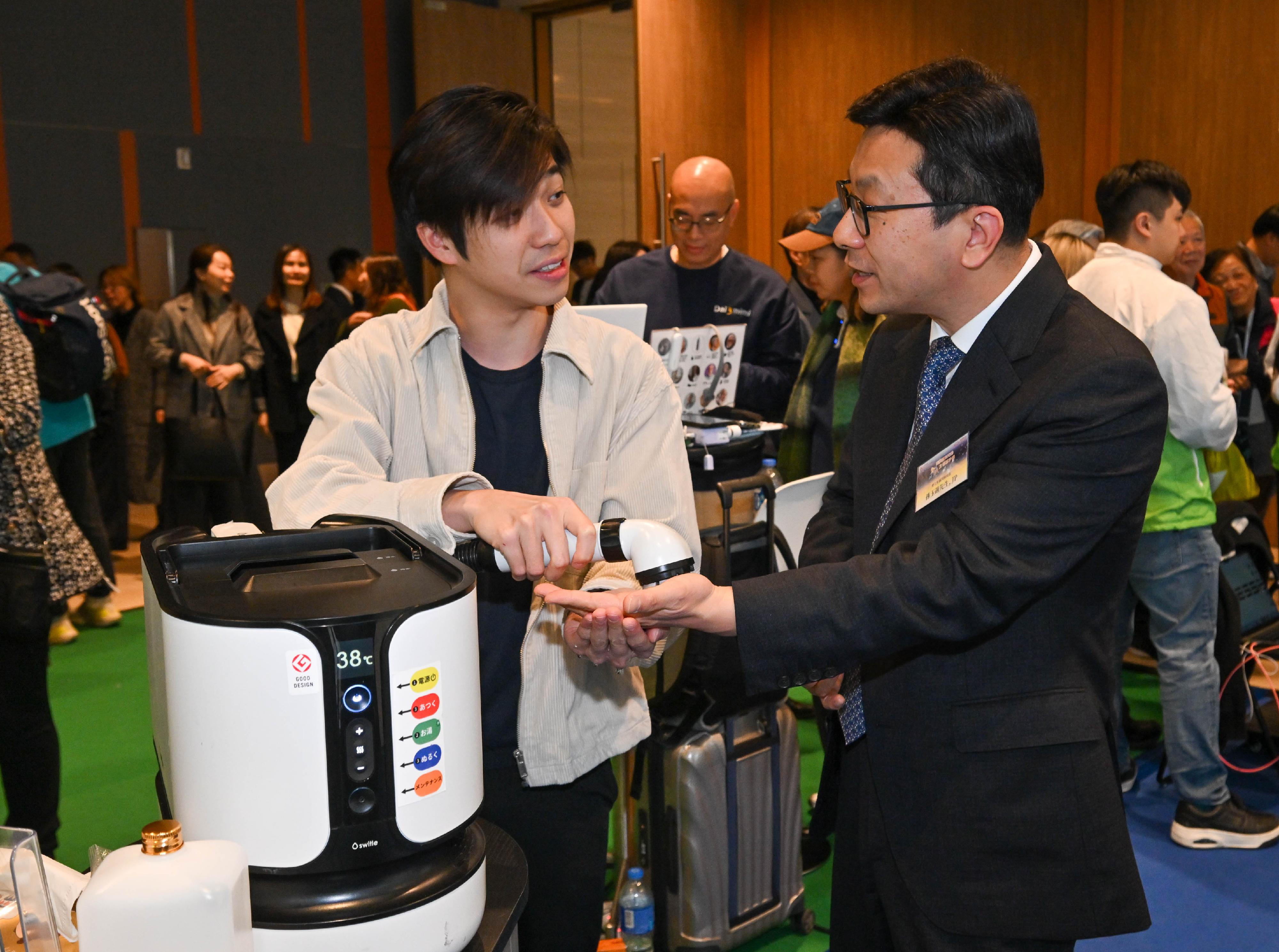 社會福利署今日（一月十三日）舉辦「齊撐照顧者行動&mdash;全城友善嘉許禮」，表揚照顧者及積極支援照顧者的鄰舍和僱主，呼籲社會各界繼續支持和關懷照顧者；並同場舉行「照顧者科技產品展」，展示適合在家居使用的樂齡科技產品。圖示勞工及福利局局長孫玉菡（右）及其他嘉賓參觀和體驗科技產品。